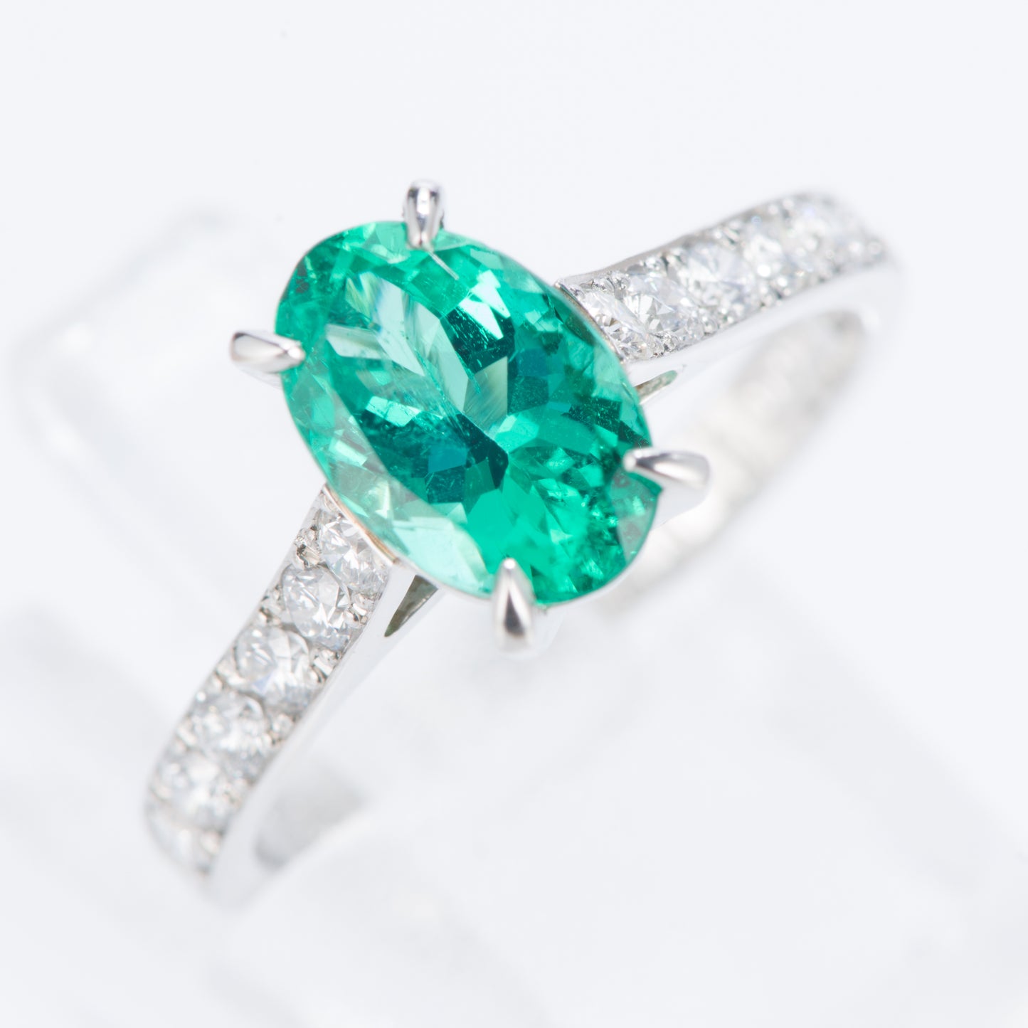 エメラルドxダイヤモンド プラチナリング E: 1.32 ct D: 0.5ct Pt900