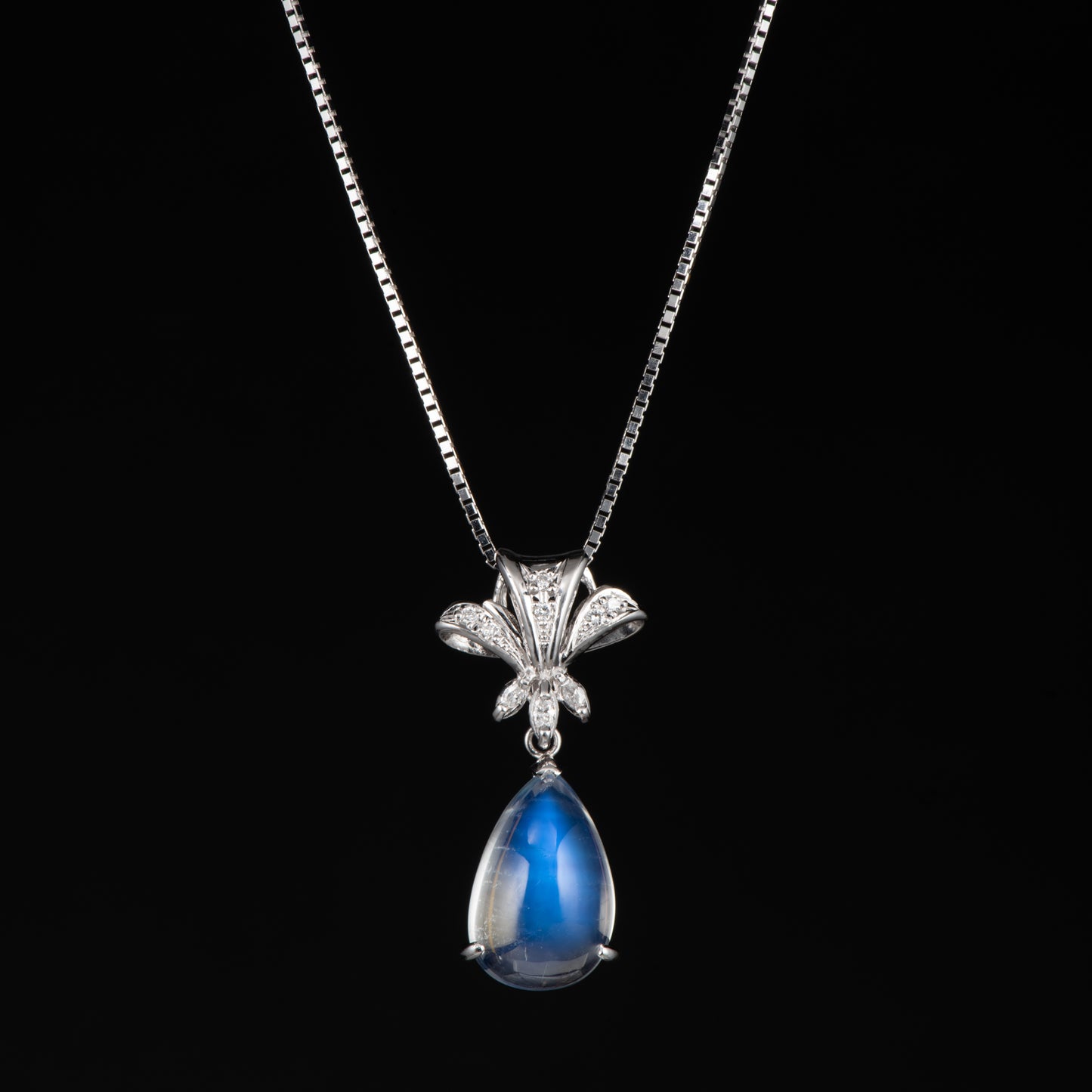 6ctペアシェイプカボションのブルームーンとダイヤモンドを使用したペンダントネックレス