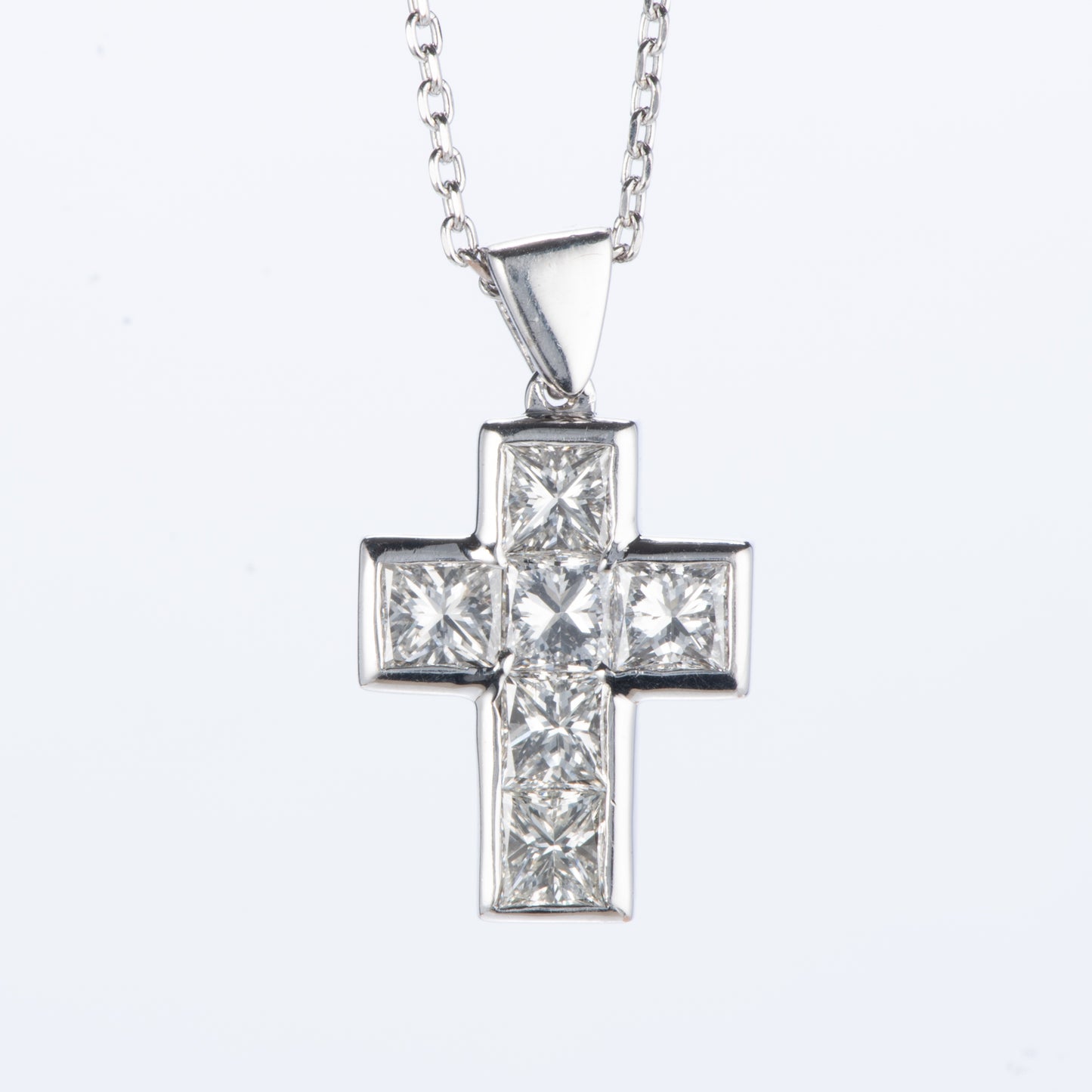 ホワイトゴールド製2.03ct K18WGダイヤモンドペンダントネックレス クロス型