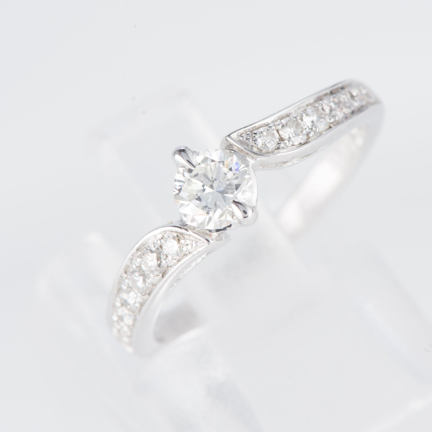 ダイヤモンドホワイトゴールドリング D: 0.27 ct D: 0.17ct K18WG