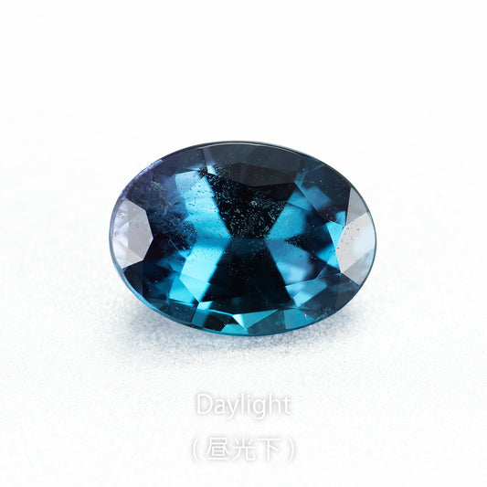 アレキサンドライト 0.75ct 昼光下での発色