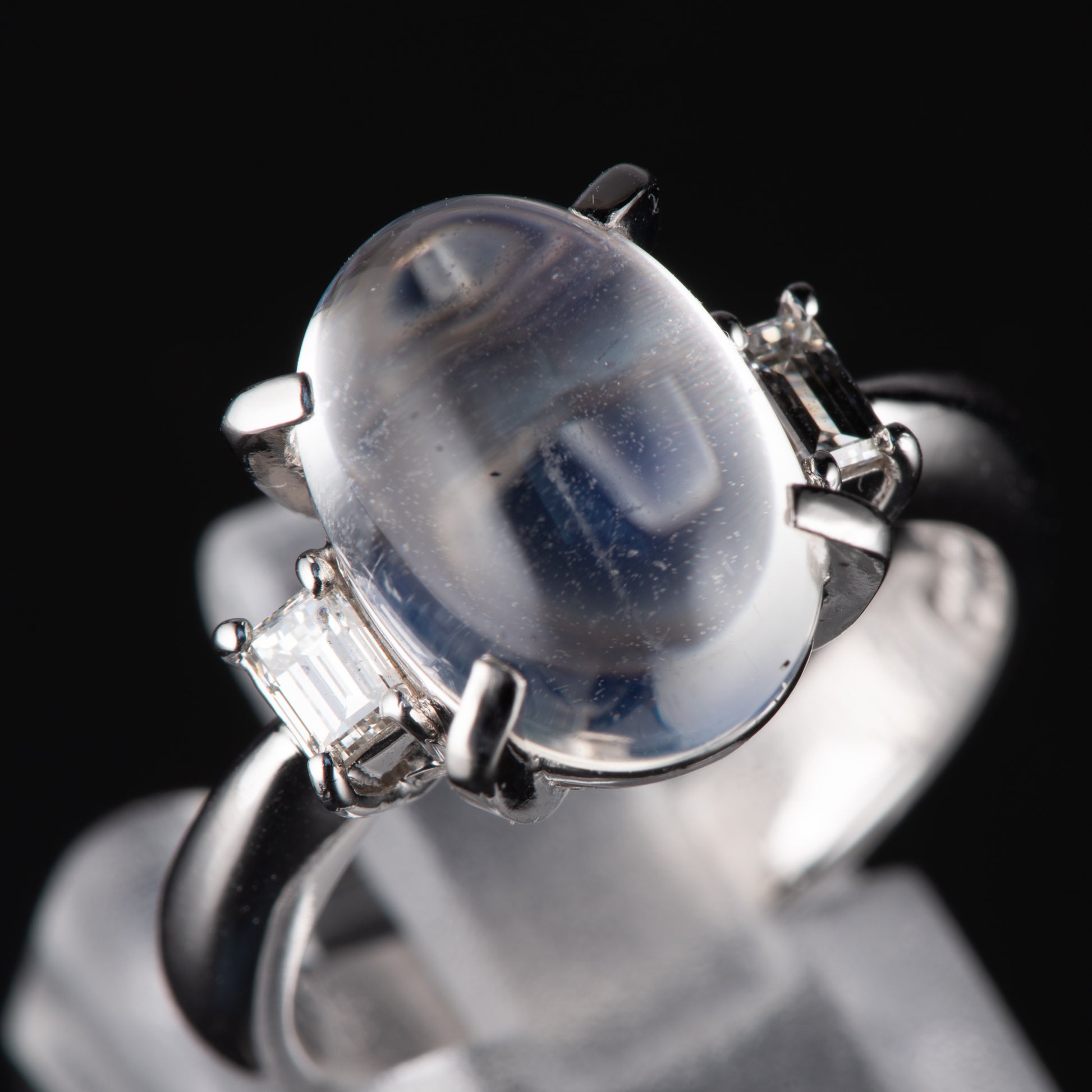 スリーストン ブルームーンxダイヤモンド プラチナリング Bm: 4.73 ct D: 0.3ct Pt900