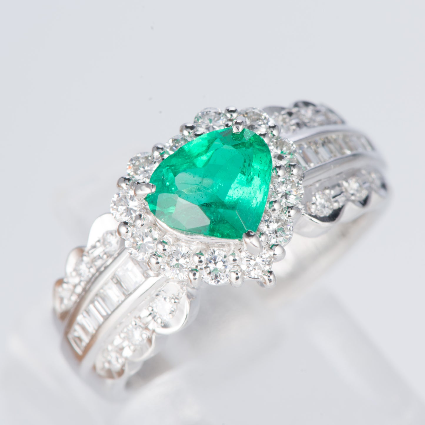 エメラルドxダイヤモンド プラチナリング E: 0.8 ct D: 0.65ct Pt900