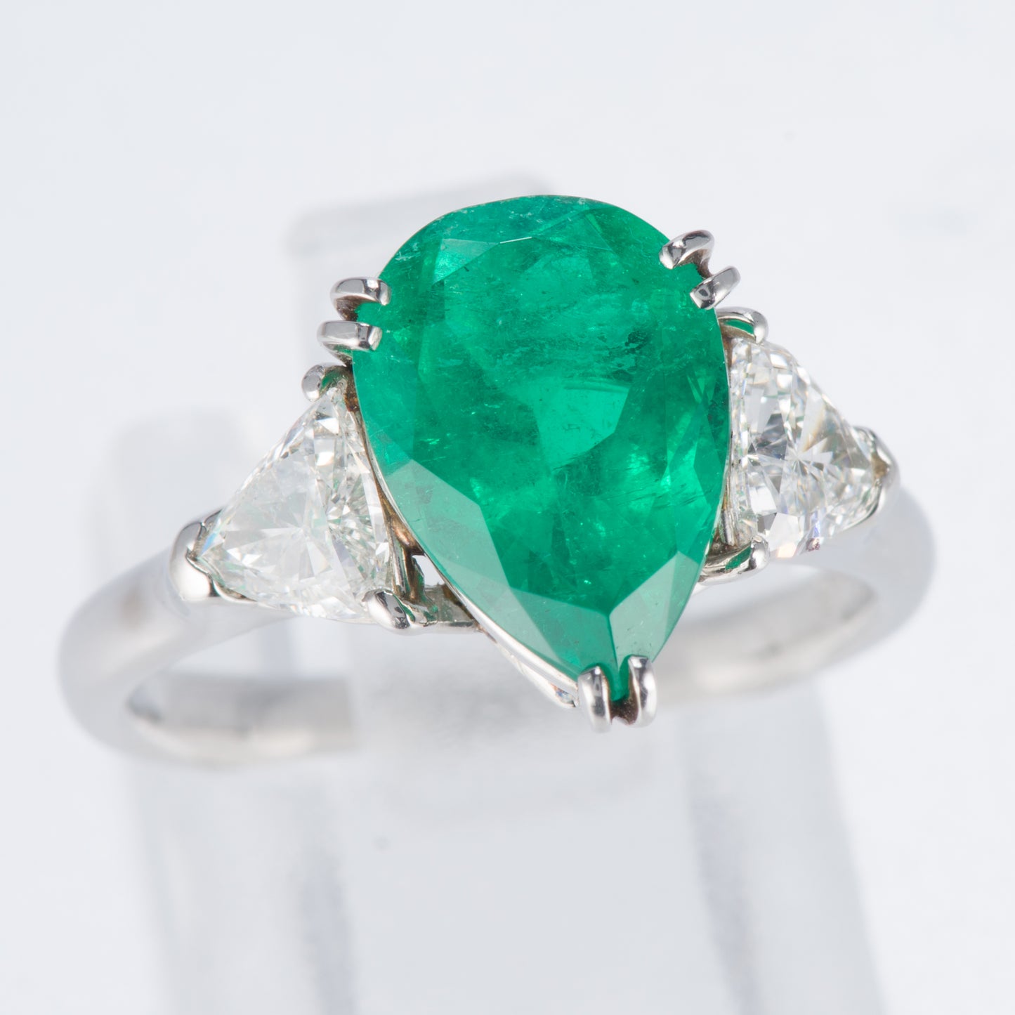 スリーストーン エメラルドxダイヤモンド プラチナリング E: 2.46 ct D: 0.71ct Pt900