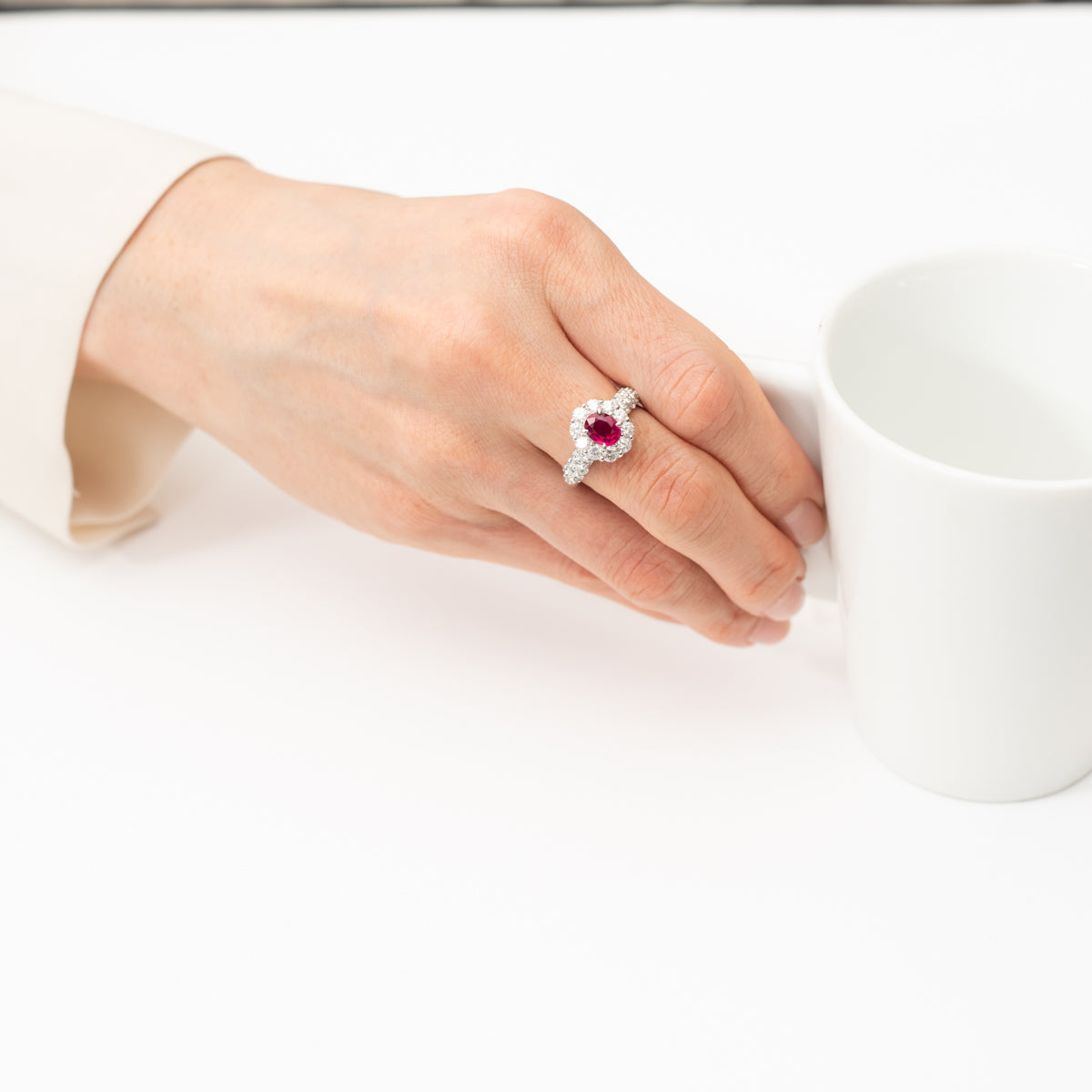 ルビーとダイヤモンドをセットしたプラチナ製リング　装着例