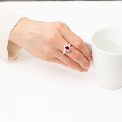 ルビーとダイヤモンドをセットしたプラチナ製リング　装着例