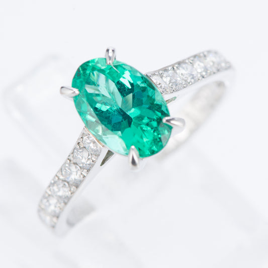 エメラルドxダイヤモンド プラチナリング E: 1.32 ct D: 0.5ct Pt900