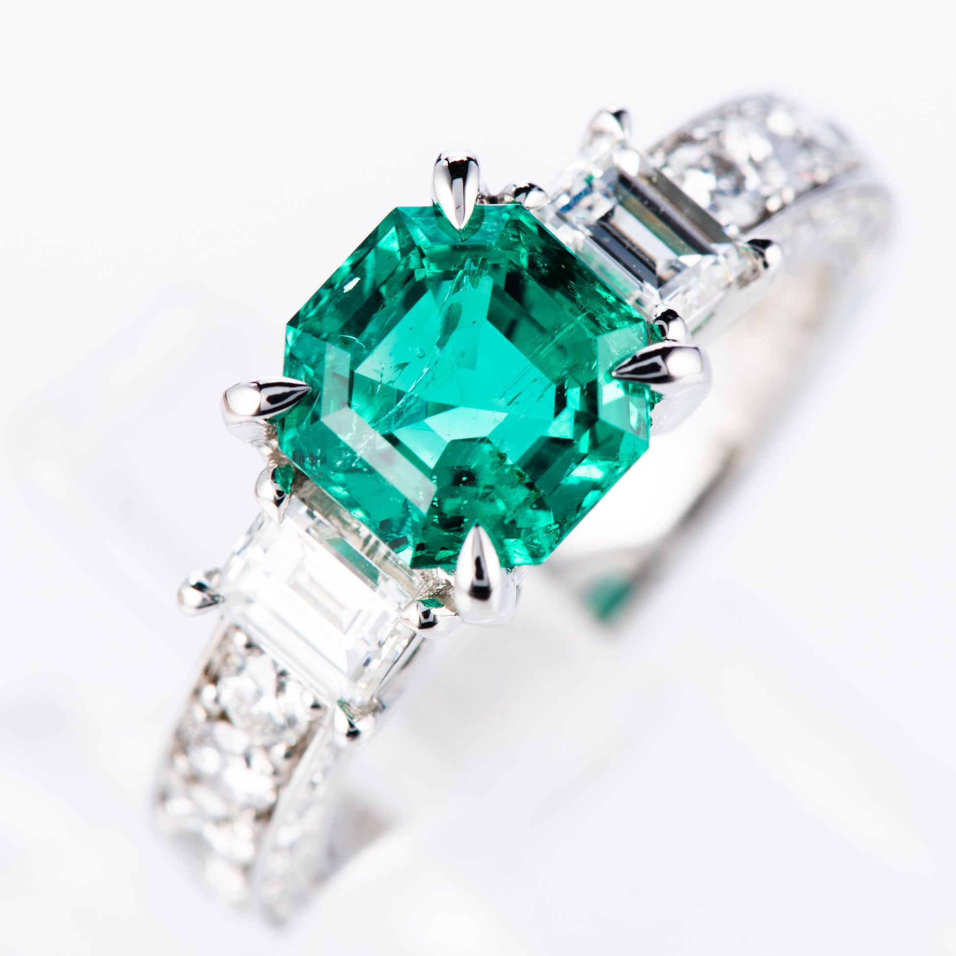 コロンビア産エメラルドxダイヤモンド プラチナリング E: 1.71ct D: 1.24ct Pt950