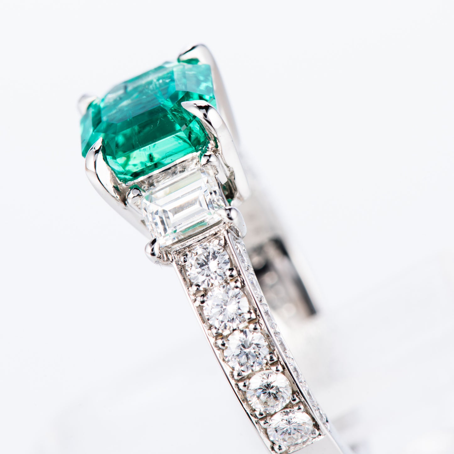 コロンビア産エメラルドxダイヤモンド プラチナリング E: 1.71ct D: 1.24ct Pt950