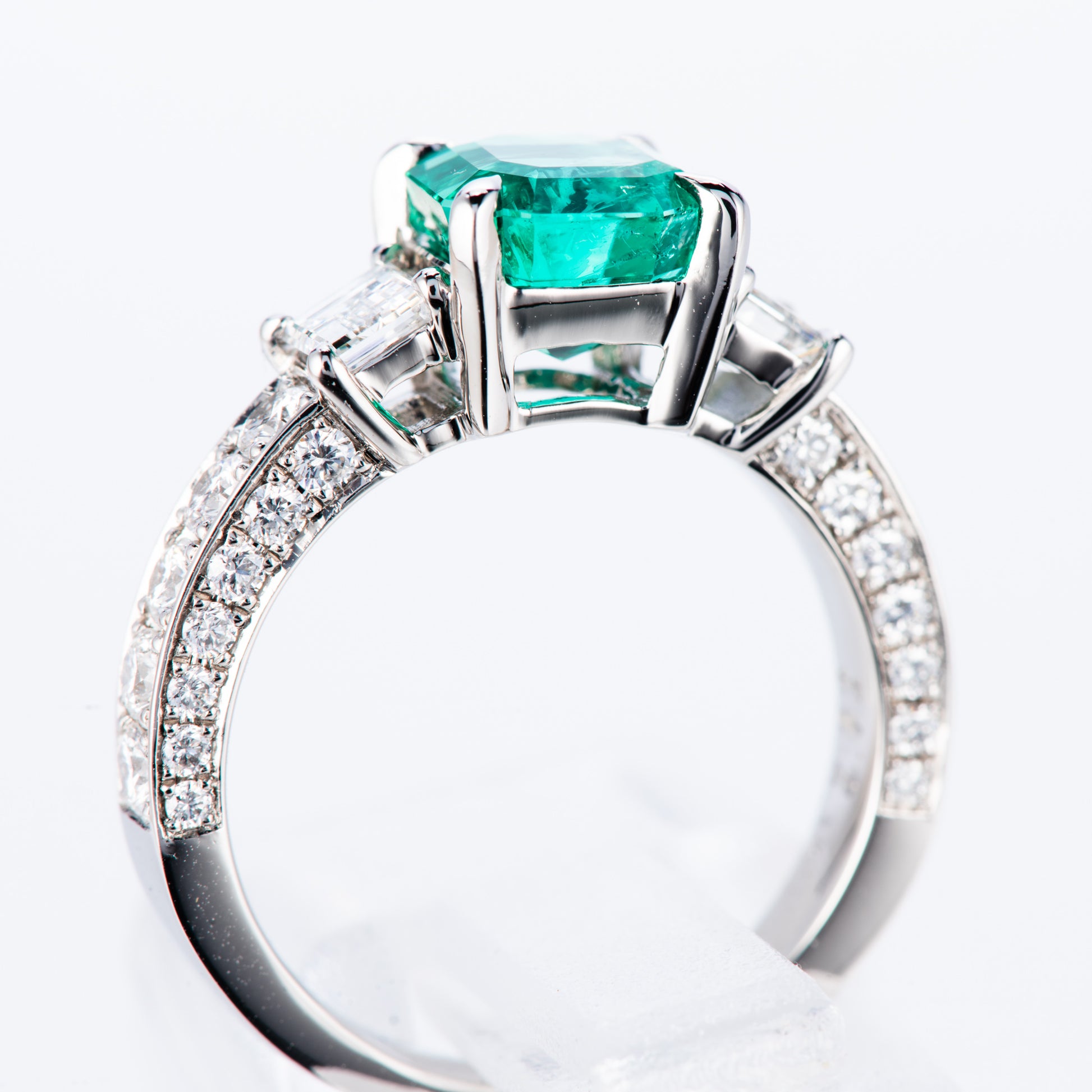 コロンビア産エメラルドxダイヤモンド プラチナリング E: 1.71ct D: 1.24ct Pt950