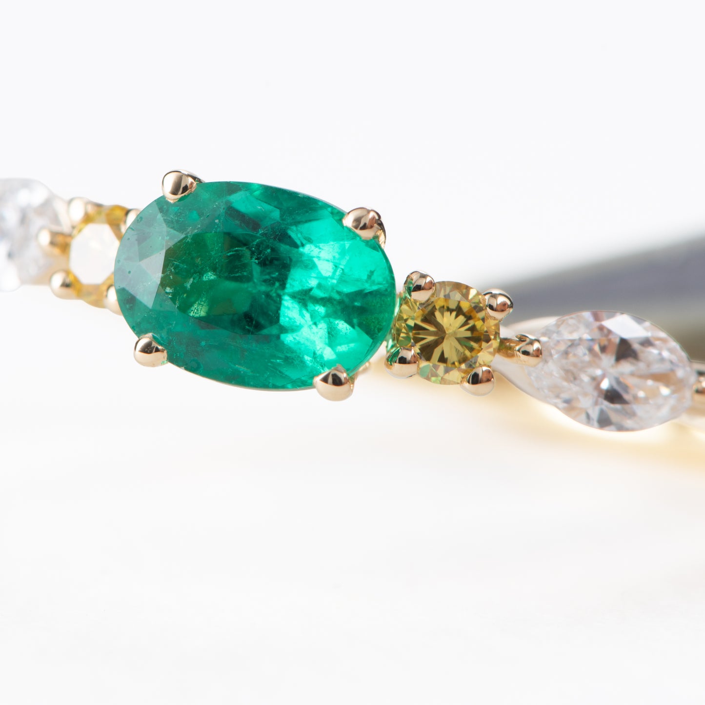 コロンビア産エメラルドxイエロー、ホワイトダイヤモンド イエローゴールド製リング(E0.60ct YD0.10ct D0.23 K18YG)