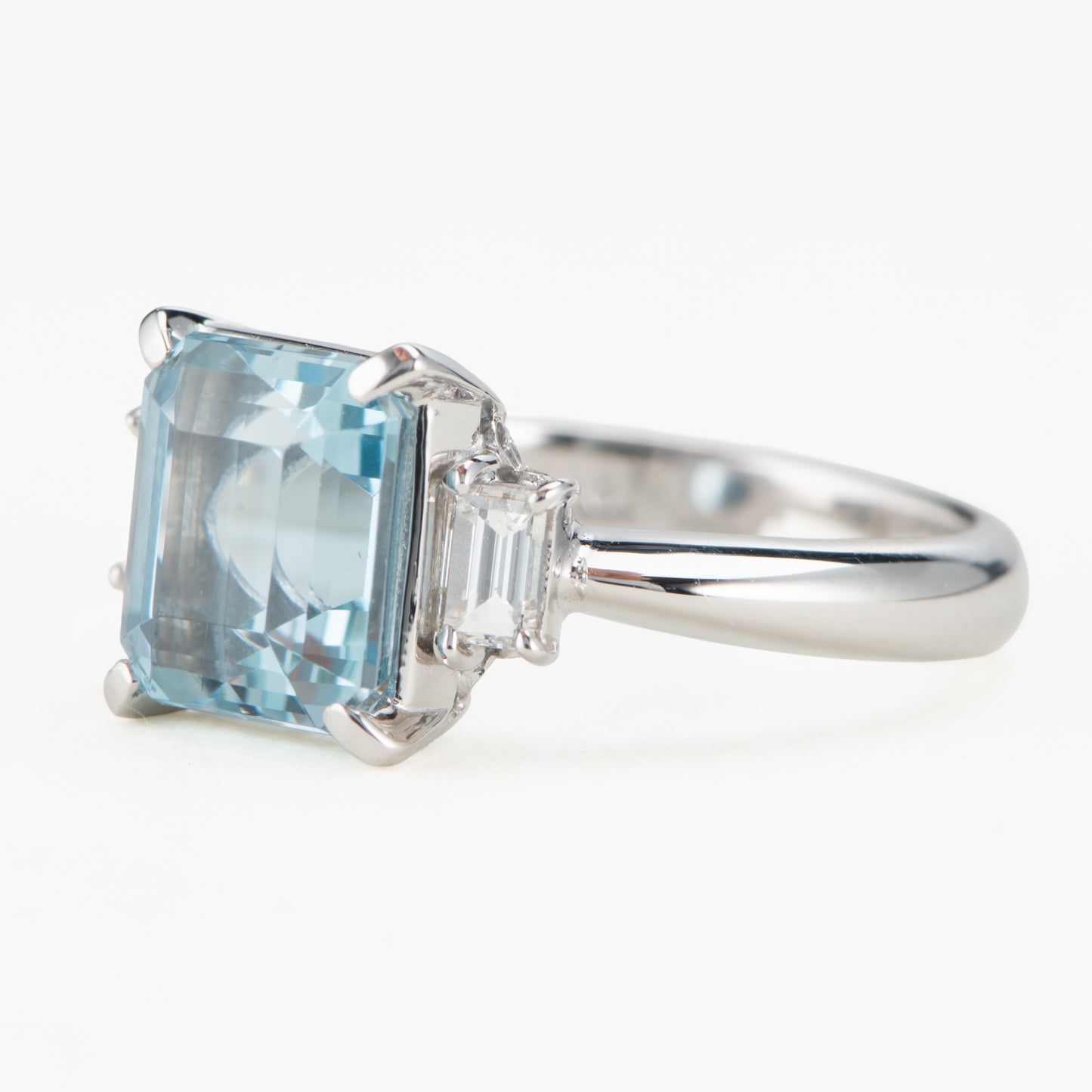 アクアマリン　プラチナ製リング To: 2.73ct D:0.30ct Pt900