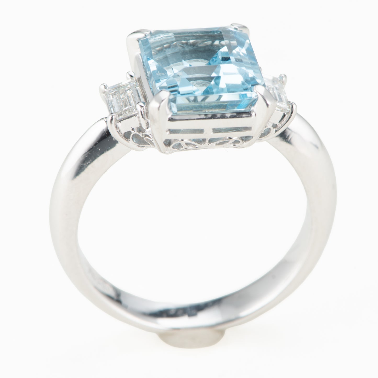 アクアマリン　プラチナ製リング To: 2.73ct D:0.30ct Pt900