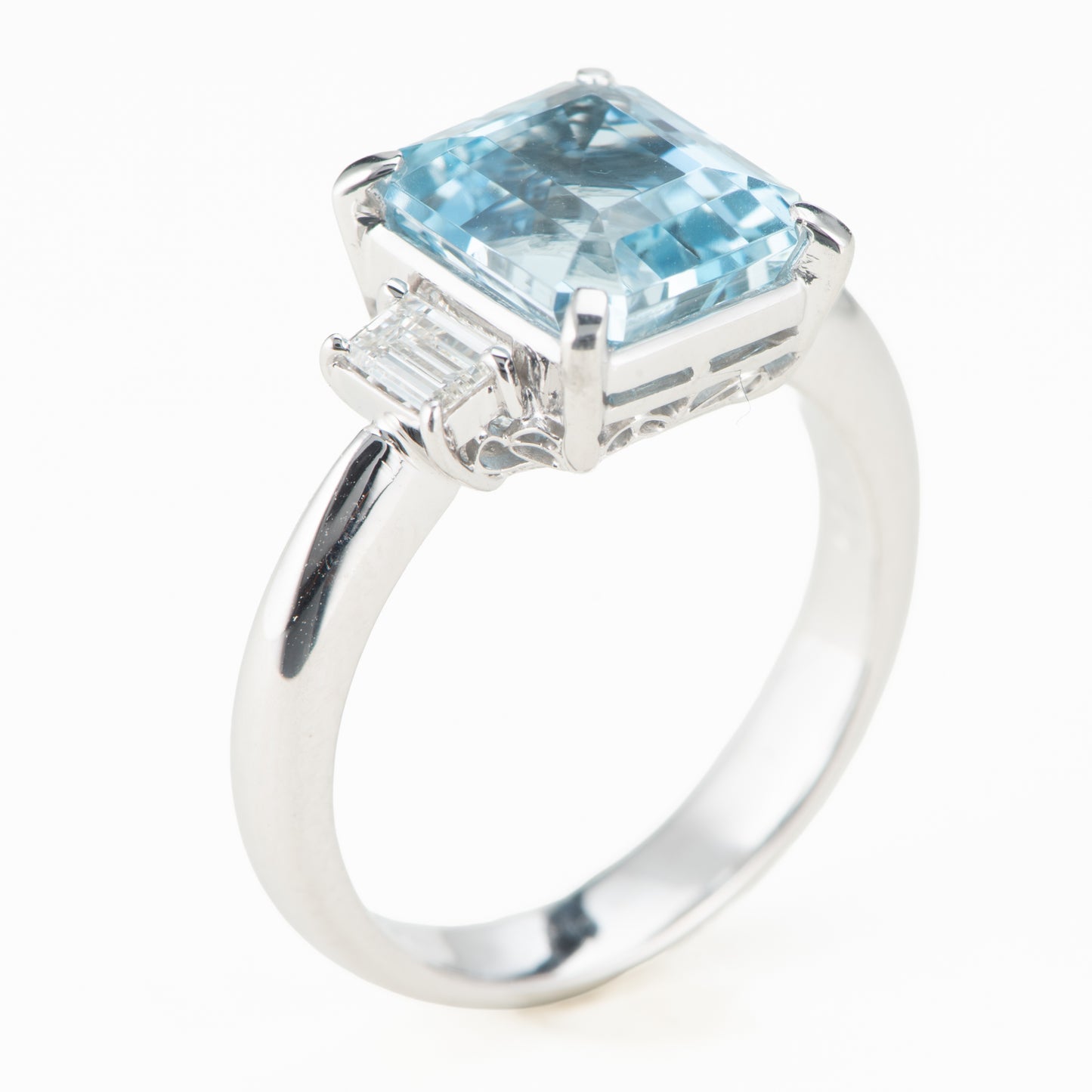 アクアマリン　プラチナ製リング To: 2.73ct D:0.30ct Pt900