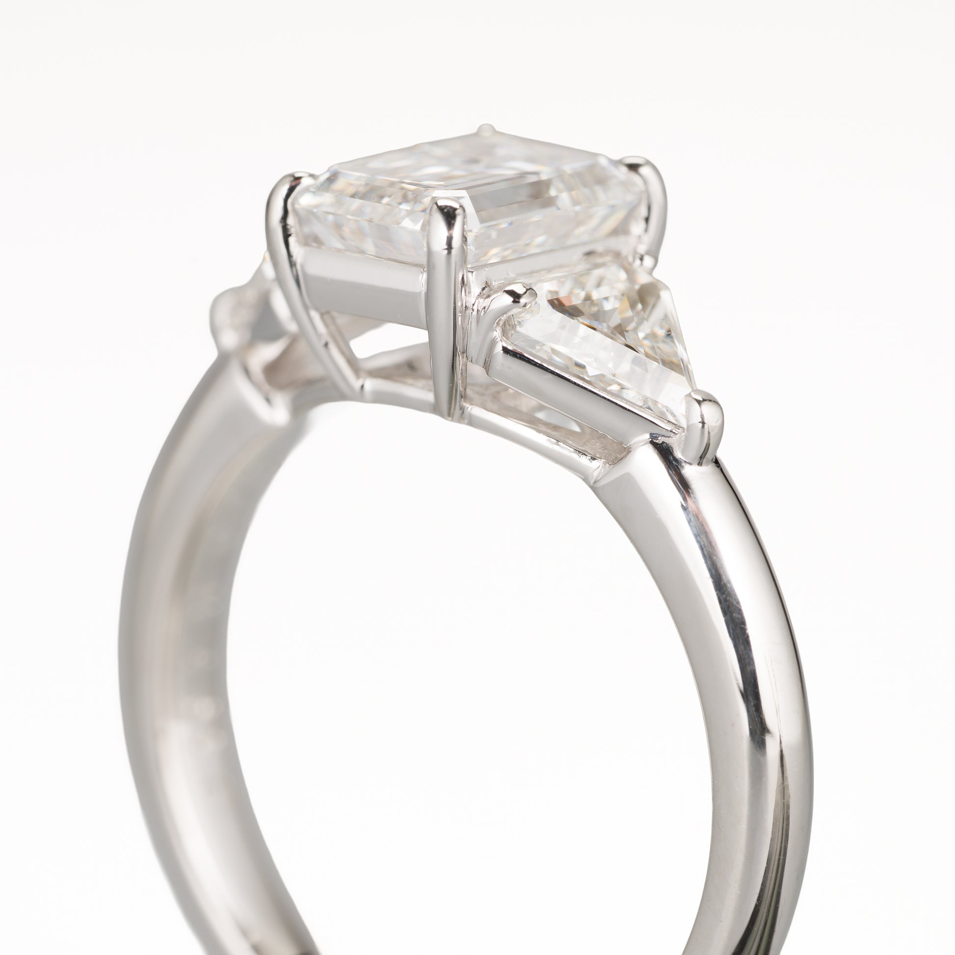 ZUISHO ダイヤモンド エメラルドカット ダイヤモンド 1.54ct Fカラー IF GIA鑑定書付 1126421682 プラチナ950 リング カイトカット ダイヤモンド 0.70ct F-G VS