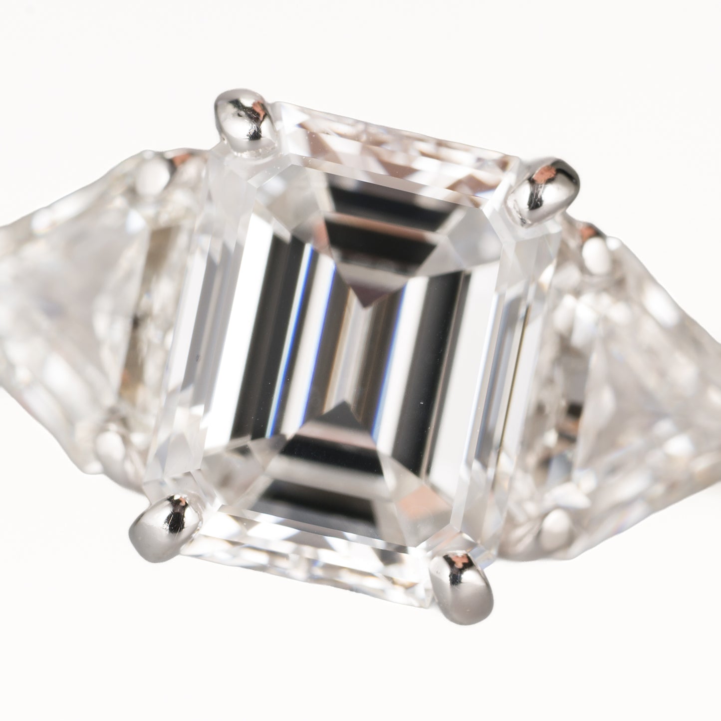 ZUISHO ダイヤモンド エメラルドカット ダイヤモンド 1.54ct Fカラー IF GIA鑑定書付 1126421682 プラチナ950 リング カイトカット ダイヤモンド 0.70ct F-G VS