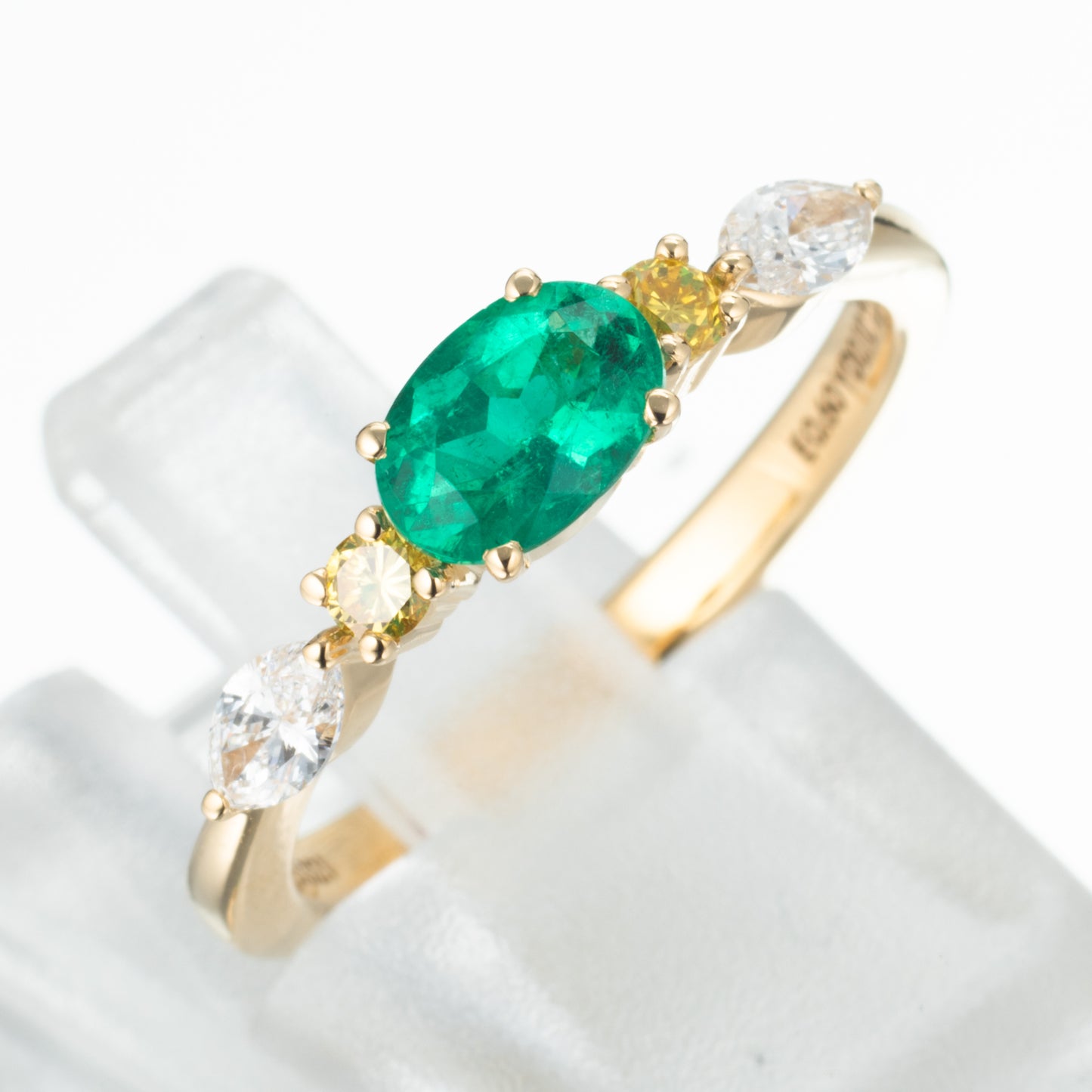 コロンビア産エメラルドxイエロー、ホワイトダイヤモンド イエローゴールド製リング(E0.60ct YD0.10ct D0.23 K18YG)