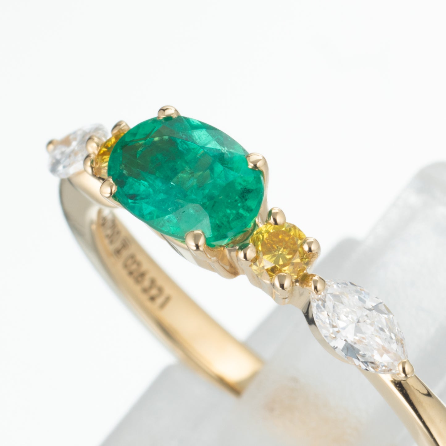 コロンビア産エメラルドxイエロー、ホワイトダイヤモンド イエローゴールド製リング(E0.60ct YD0.10ct D0.23 K18YG)