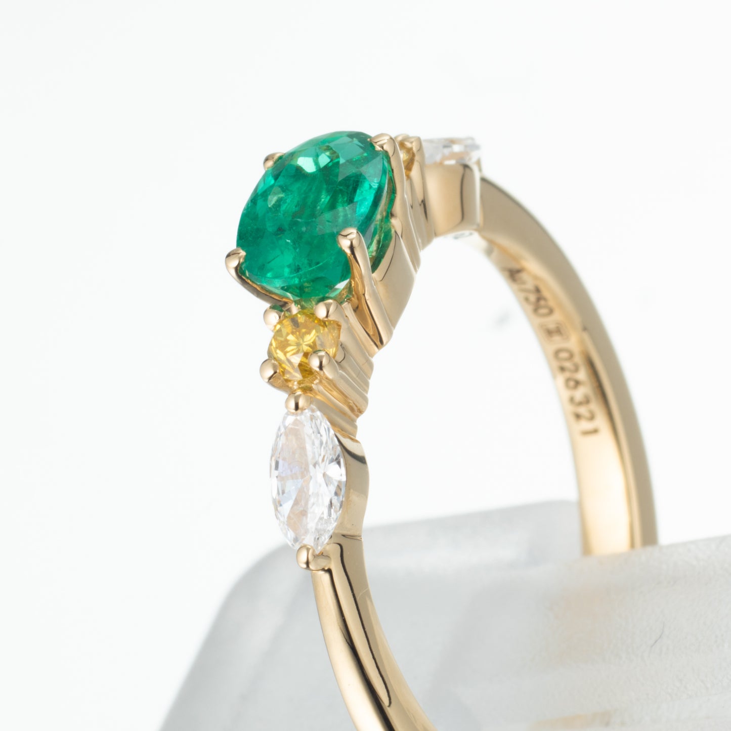 コロンビア産エメラルドxイエロー、ホワイトダイヤモンド イエローゴールド製リング(E0.60ct YD0.10ct D0.23 K18YG)