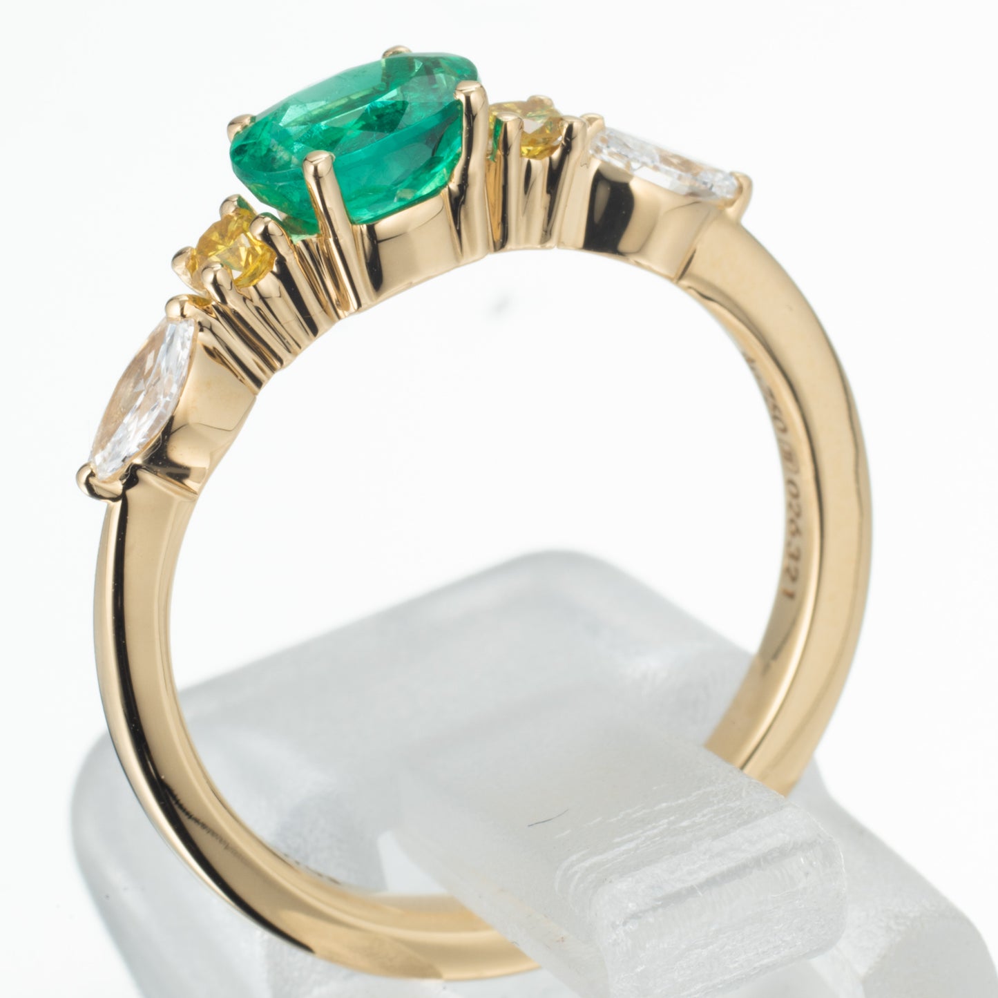 コロンビア産エメラルドxイエロー、ホワイトダイヤモンド イエローゴールド製リング(E0.60ct YD0.10ct D0.23 K18YG)