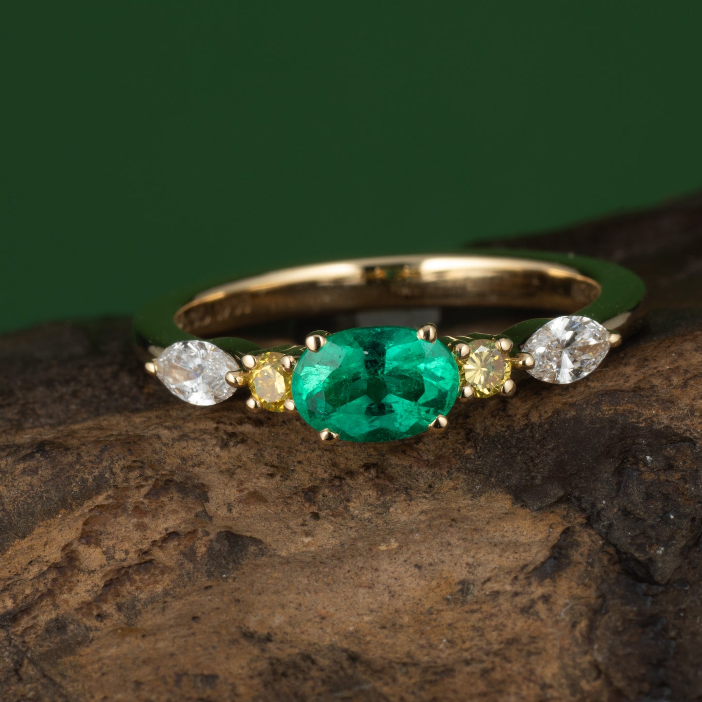 コロンビア産エメラルドxイエロー、ホワイトダイヤモンド イエローゴールド製リング(E0.60ct YD0.10ct D0.23 K18YG)