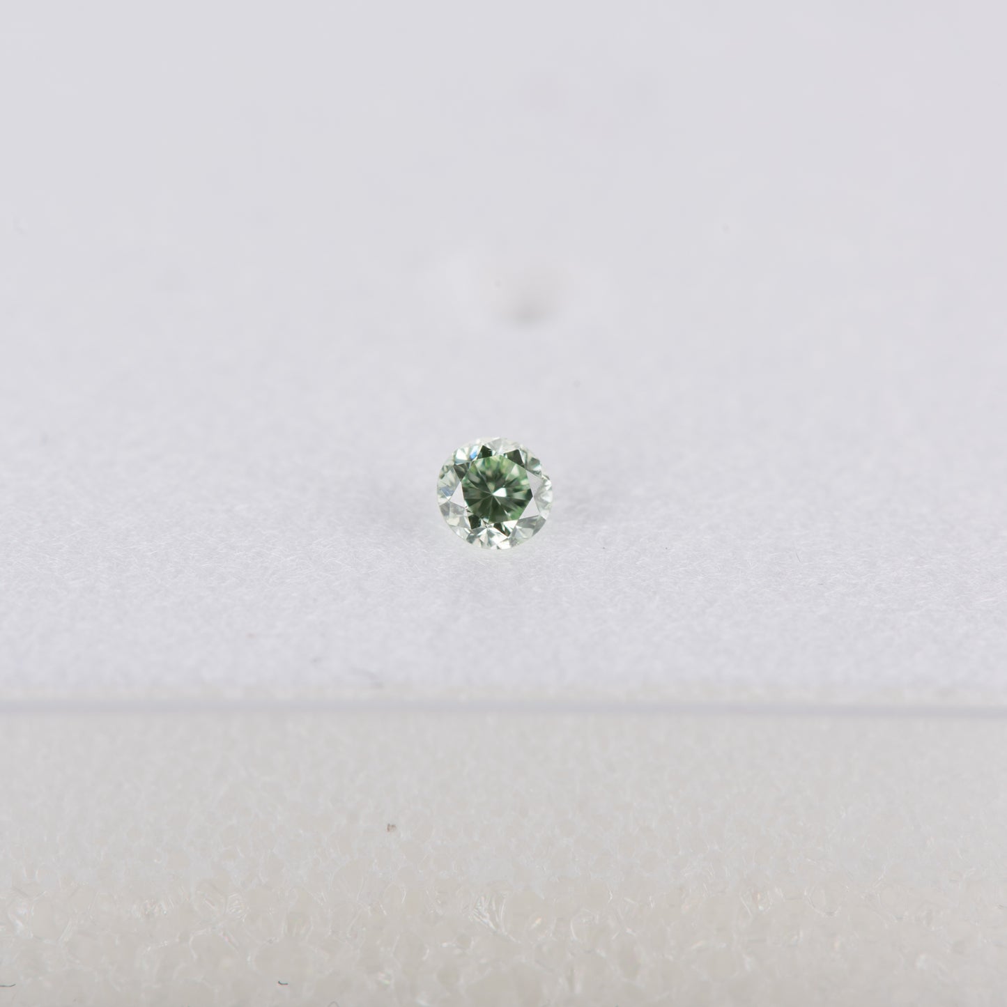 0.04ct ファンシーインテンイエロウィッシュグリーン Fancy intense Yellowish Green, GIA