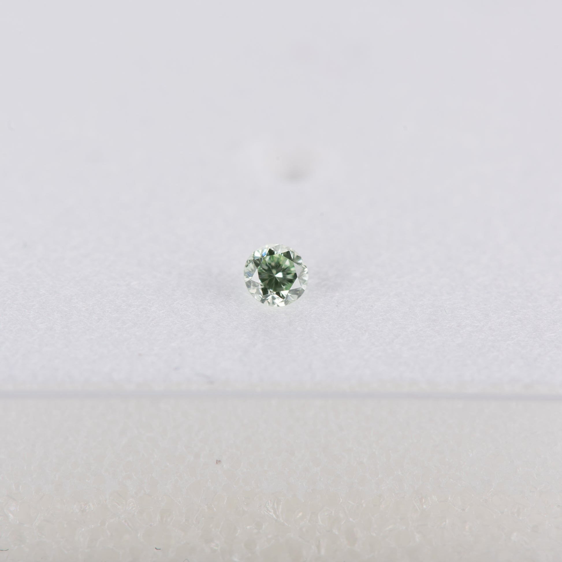 0.04ct ファンシーインテンイエロウィッシュグリーン Fancy intense Yellowish Green, GIA