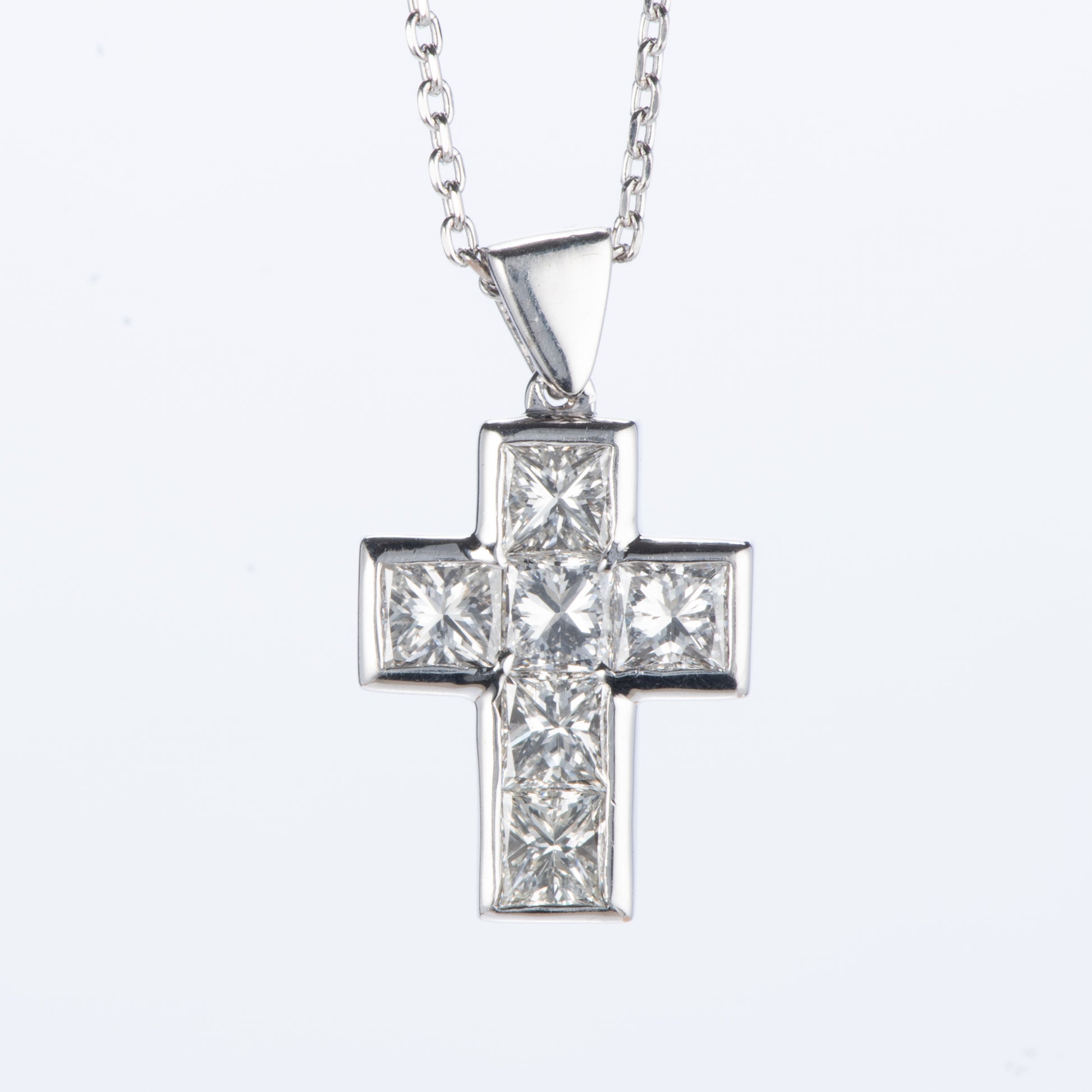 ホワイトゴールド製2.03ct K18WGダイヤモンドペンダントネックレス クロス型