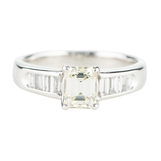 エメラルドカットダイヤモンドプラチナ製リング D: 0.75 ct D: 0.3ct Pt900