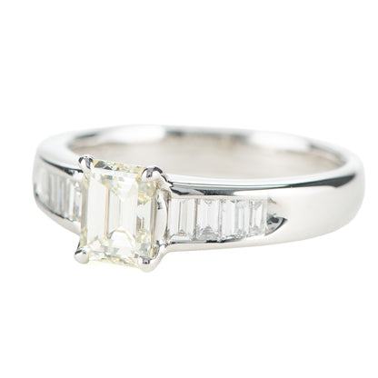 エメラルドカットダイヤモンドプラチナ製リング D: 0.75 ct D: 0.3ct Pt900