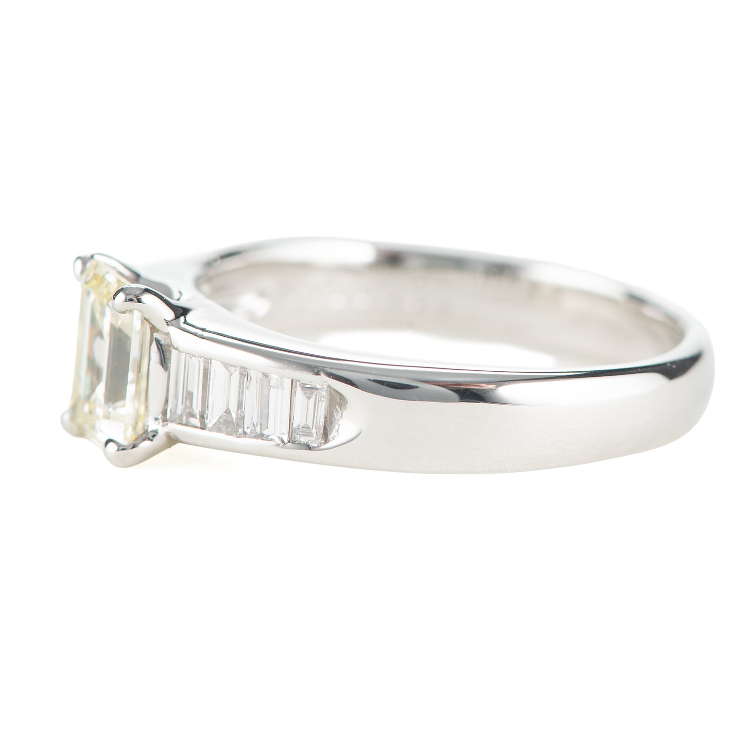 エメラルドカットダイヤモンドプラチナ製リング D: 0.75 ct D: 0.3ct Pt900