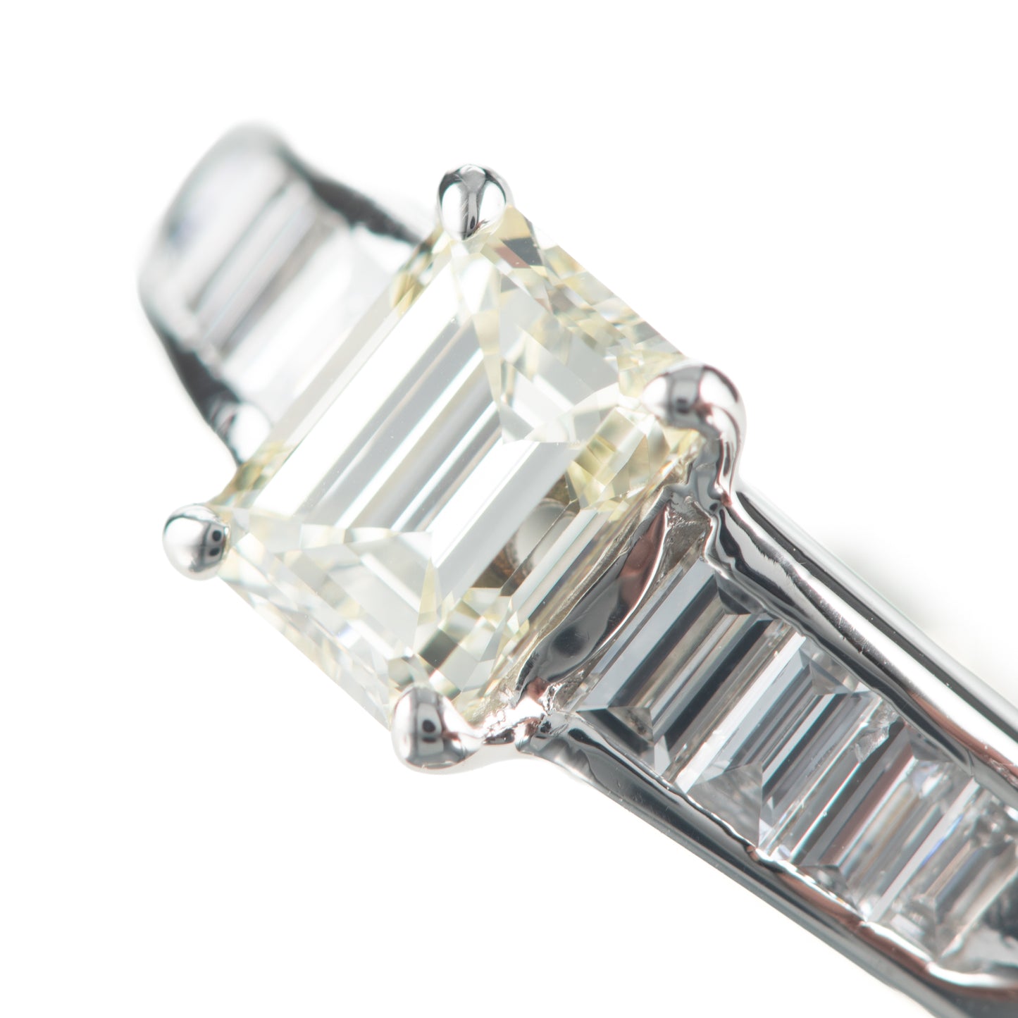 エメラルドカットダイヤモンドプラチナ製リング D: 0.75 ct D: 0.3ct Pt900