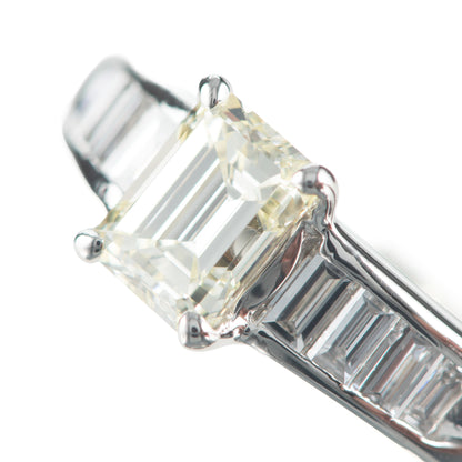 エメラルドカットダイヤモンドプラチナ製リング D: 0.75 ct D: 0.3ct Pt900