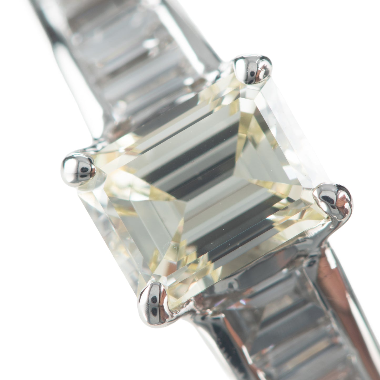 エメラルドカットダイヤモンドプラチナ製リング D: 0.75 ct D: 0.3ct Pt900