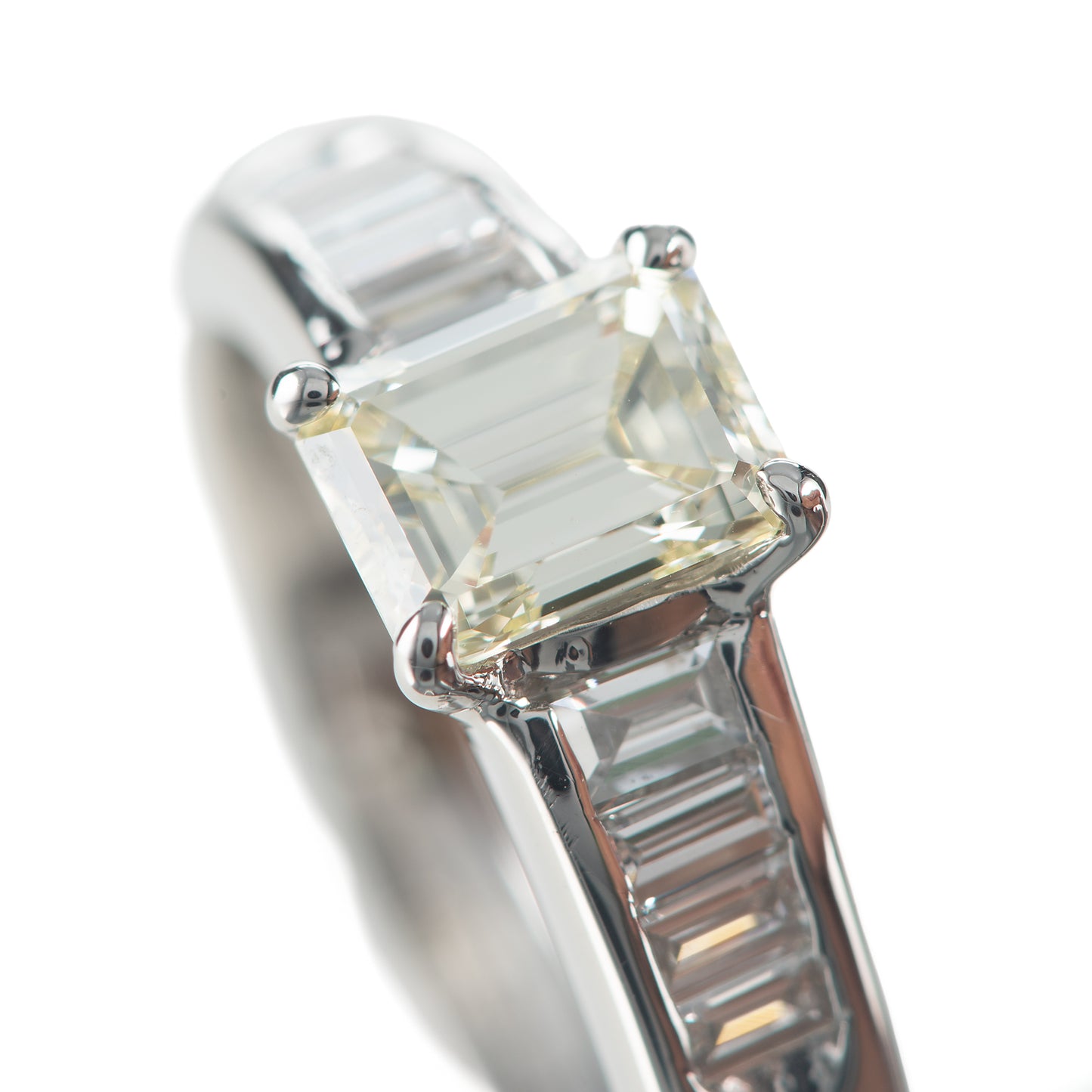 エメラルドカットダイヤモンドプラチナ製リング D: 0.75 ct D: 0.3ct Pt900