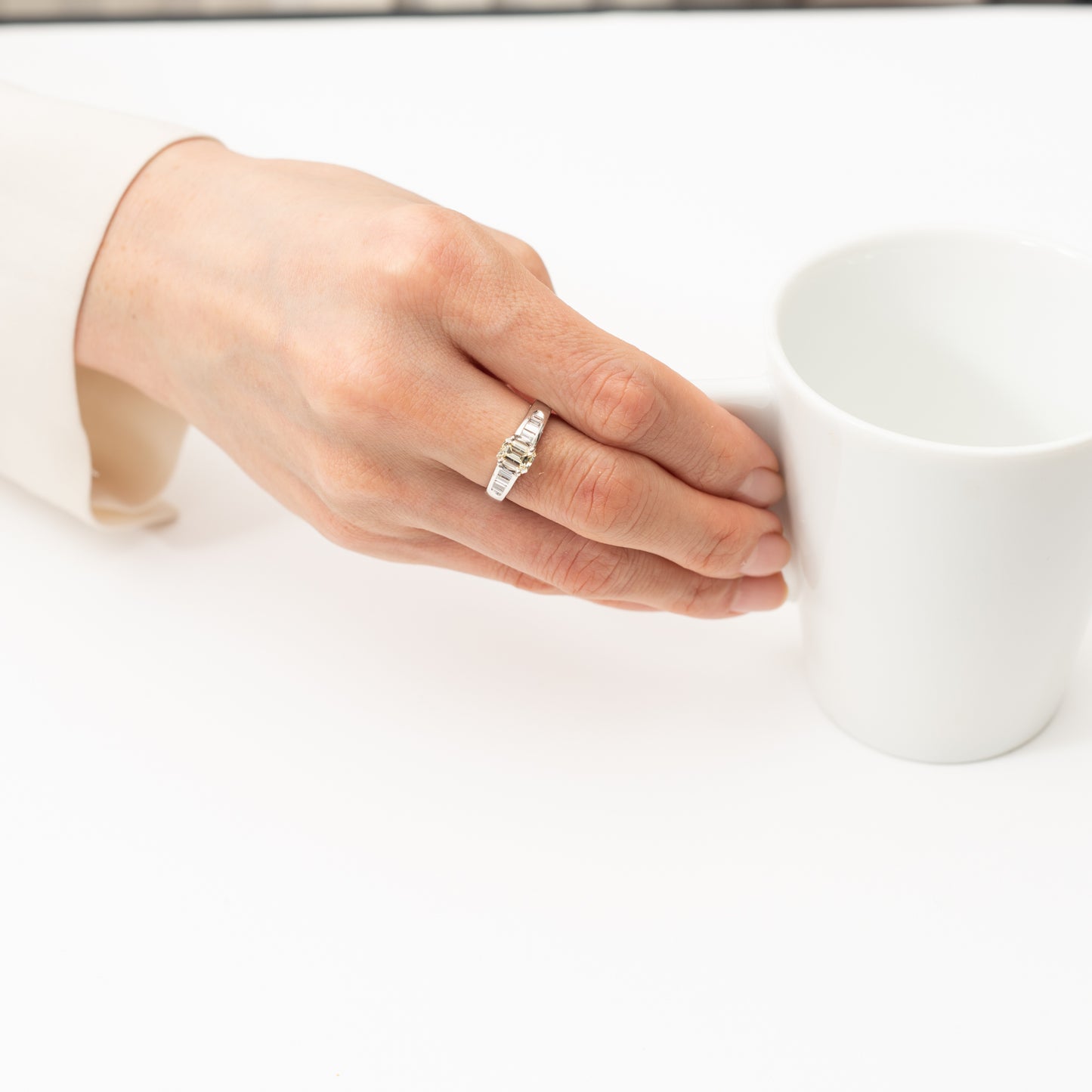 エメラルドカットダイヤモンドプラチナ製リング D: 0.75 ct D: 0.3ct Pt900