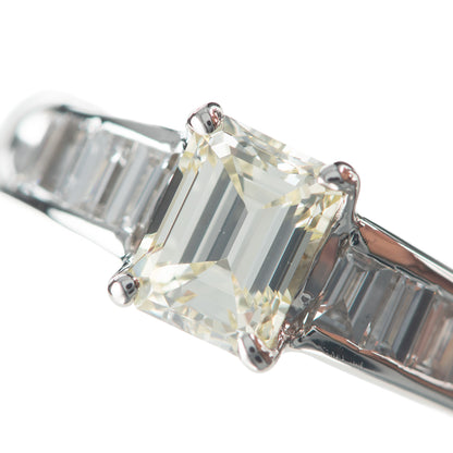 エメラルドカットダイヤモンドプラチナ製リング D: 0.75 ct D: 0.3ct Pt900