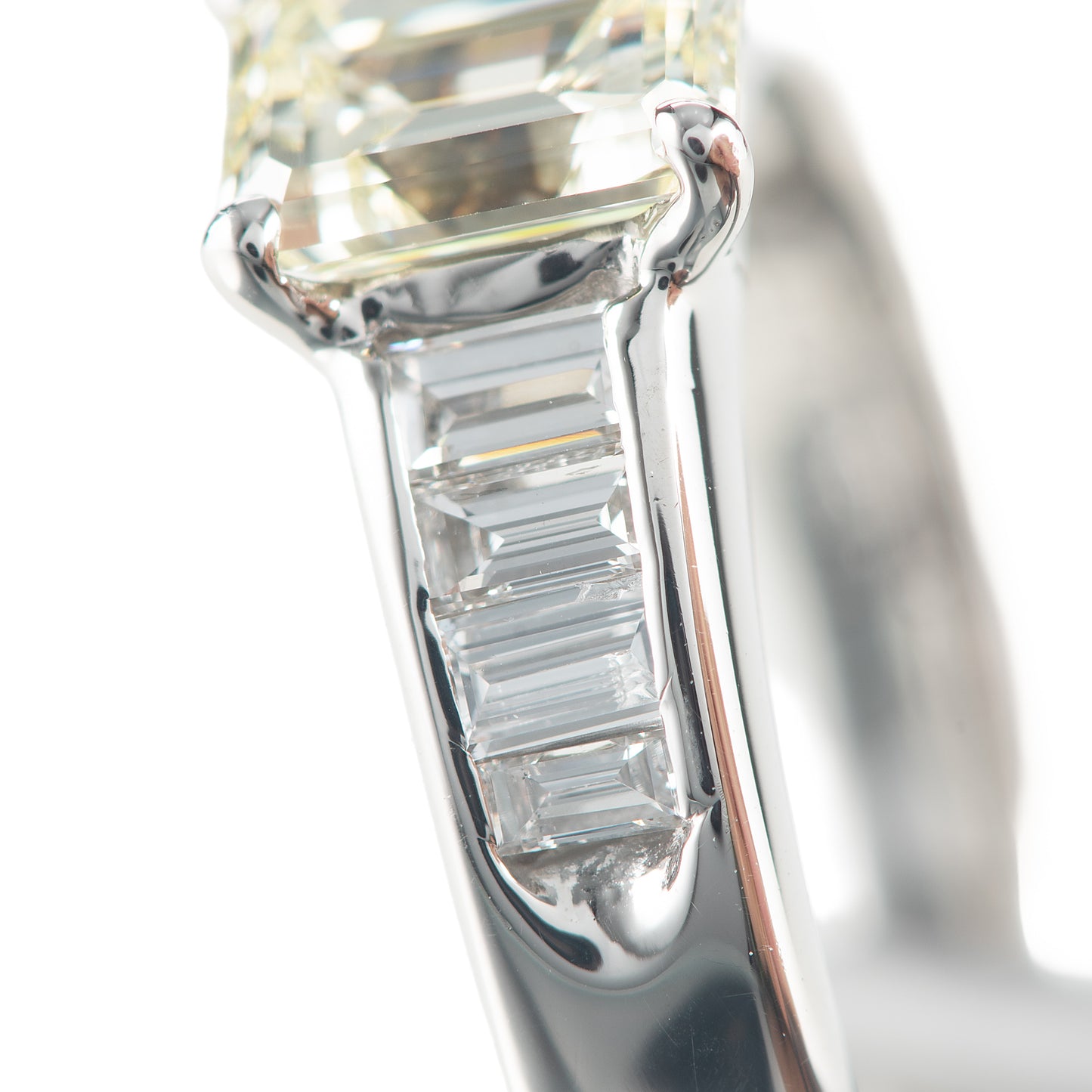 エメラルドカットダイヤモンドプラチナ製リング D: 0.75 ct D: 0.3ct Pt900