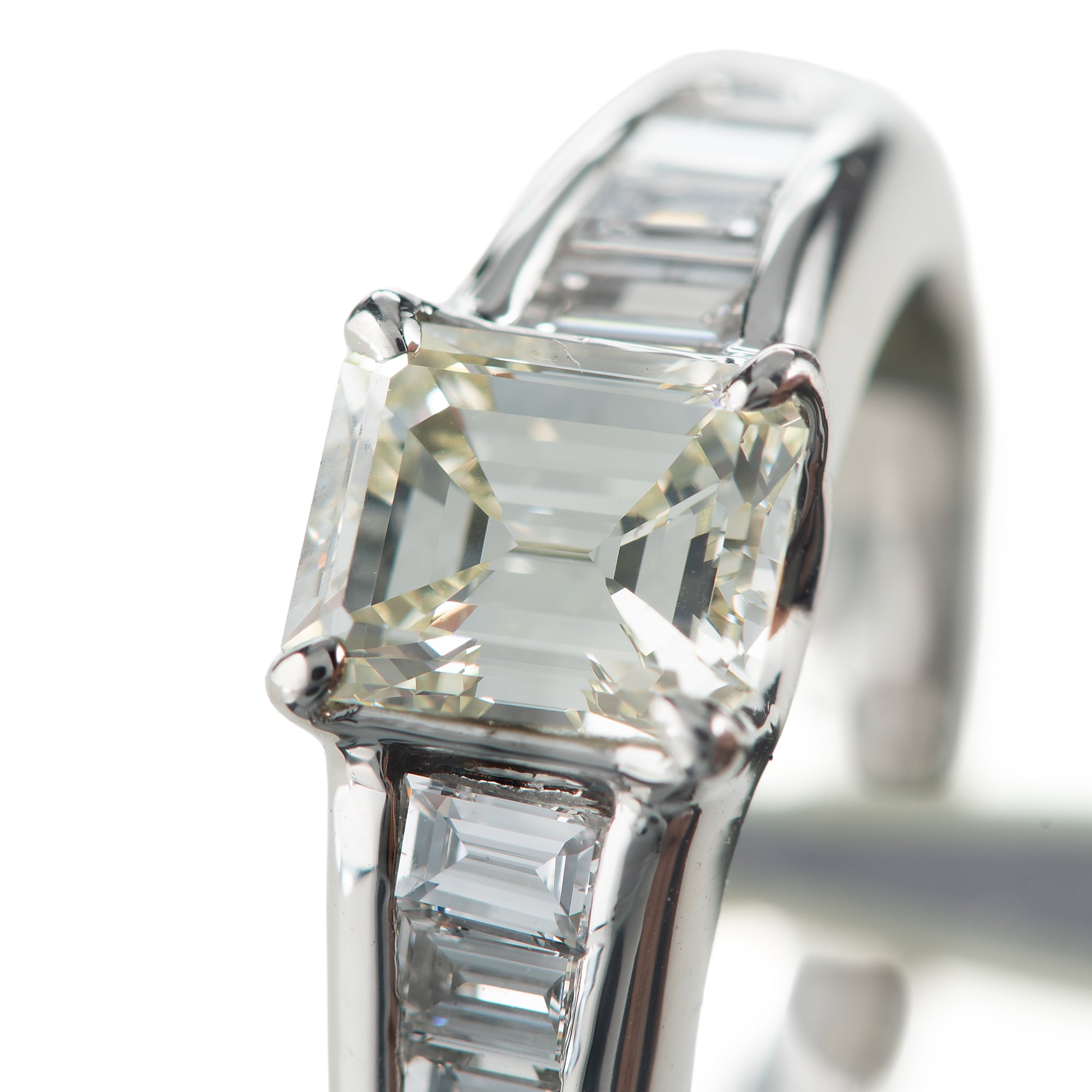 エメラルドカットダイヤモンド プラチナ製リング D: 1.004ct Under N VLY D: 0.40ct Pt900 CGL　拡大写真