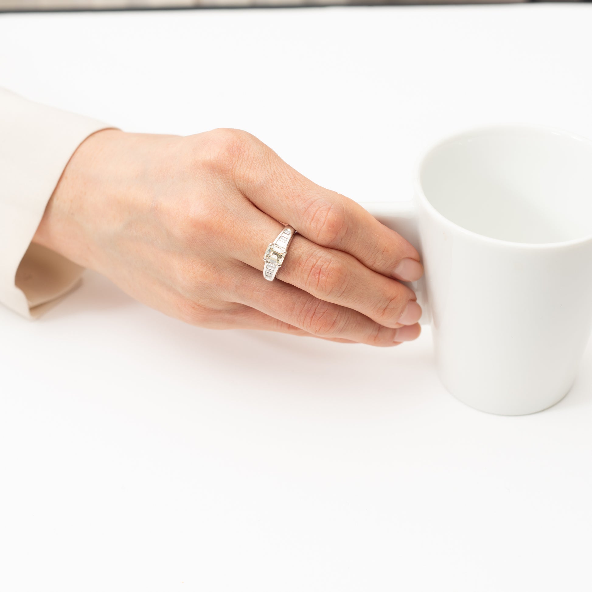 エメラルドカットダイヤモンド プラチナ製リング D: 1.004ct Under N VLY D: 0.40ct Pt900 CGL　装着写真