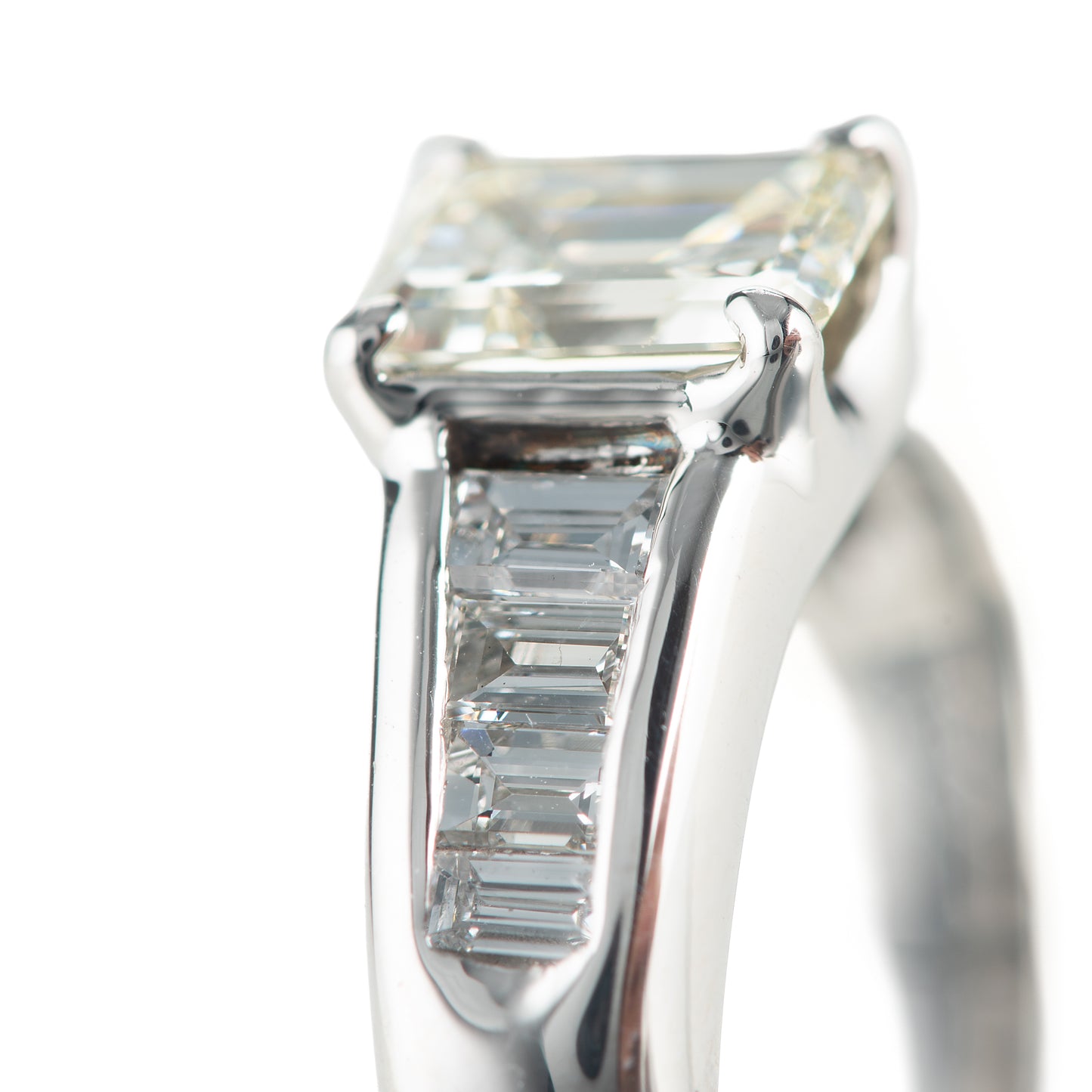 エメラルドカットダイヤモンド プラチナ製リング D: 1.004ct Under N VLY D: 0.40ct Pt900 CGL　腕部分拡大写真