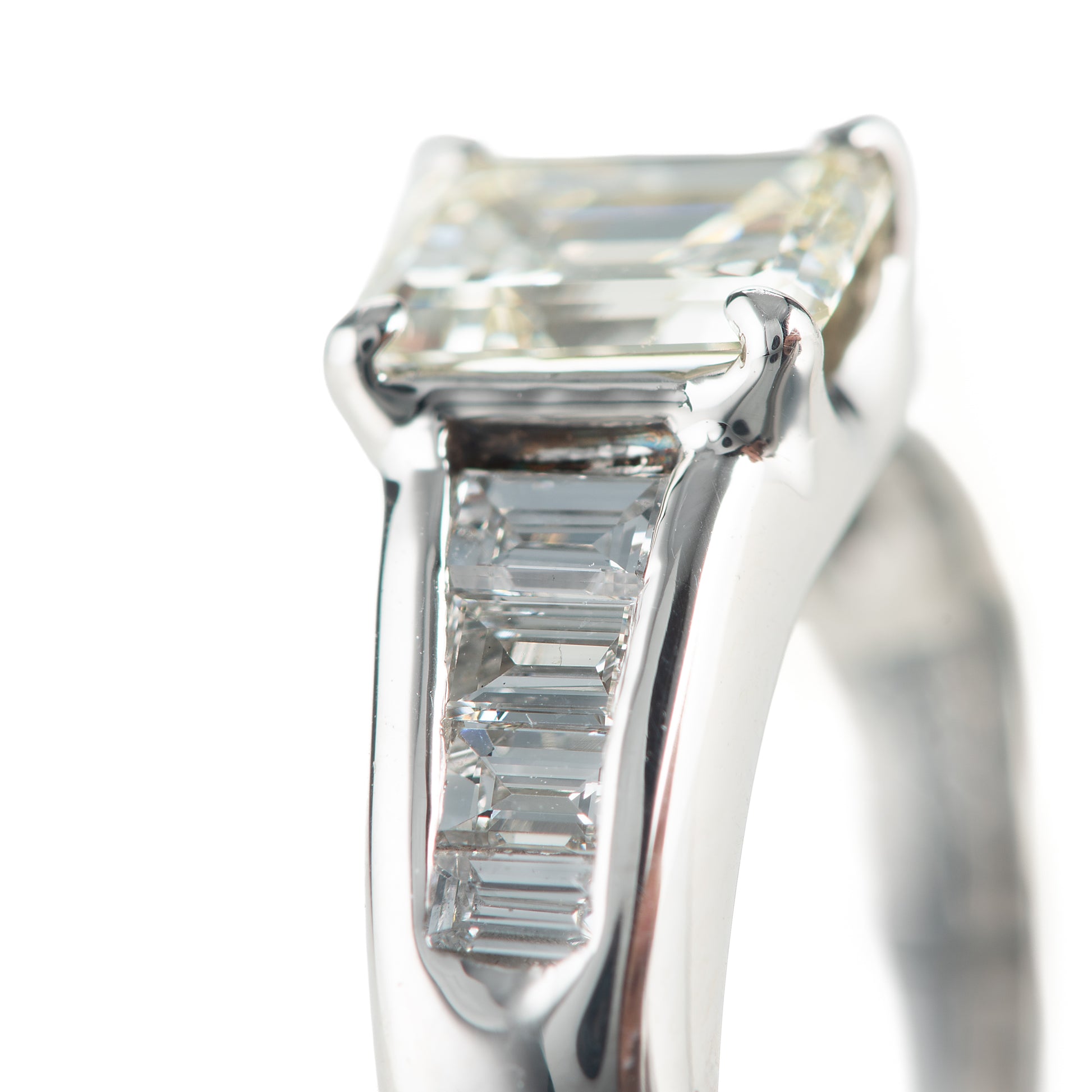 エメラルドカットダイヤモンド プラチナ製リング D: 1.004ct Under N VLY D: 0.40ct Pt900 CGL　腕部分拡大写真