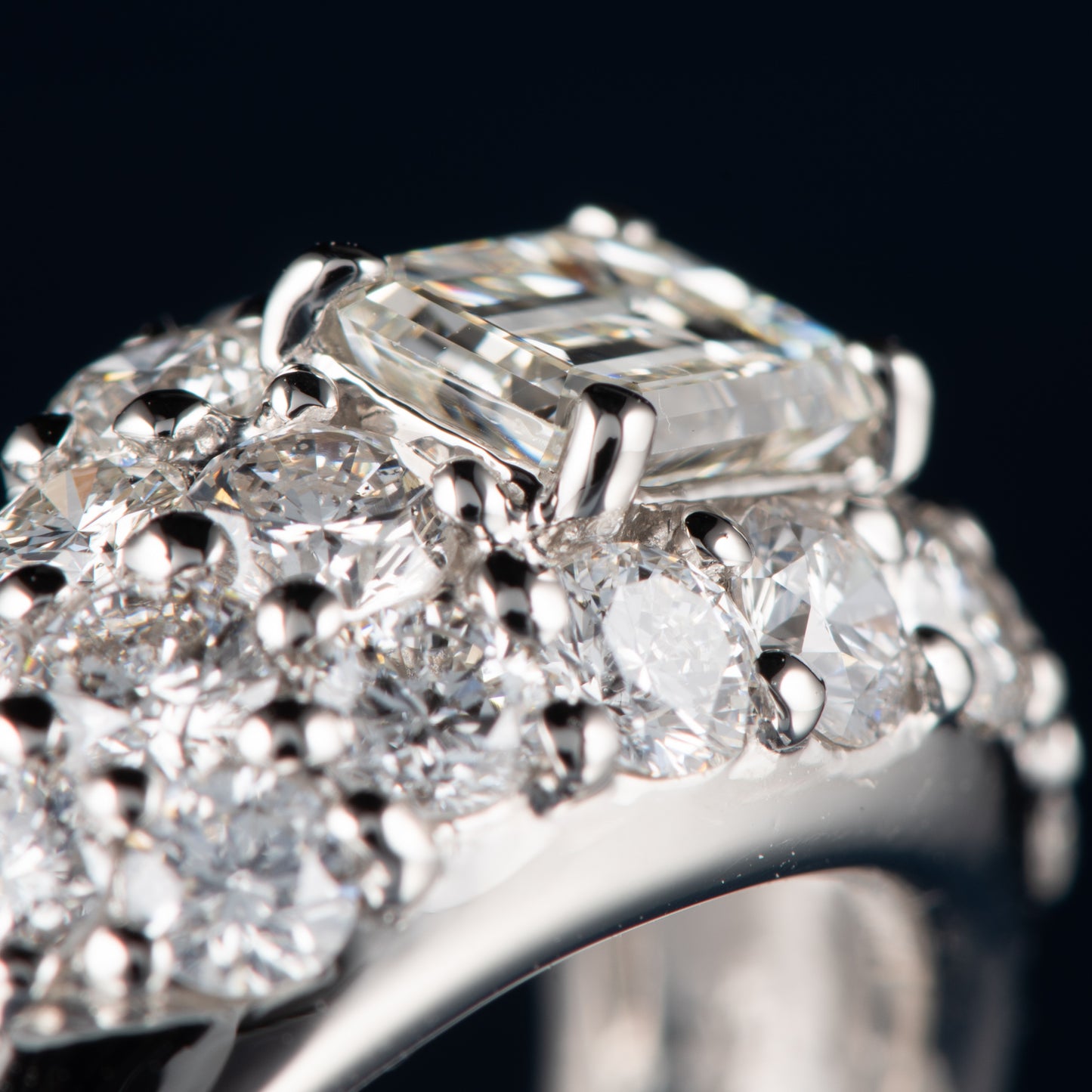 合計2.42ct エメラルドカットダイヤモンド　パヴェ プラチナリング 2.42twct (D: 0.80ct D: 1.62ct) Pt900 GIA