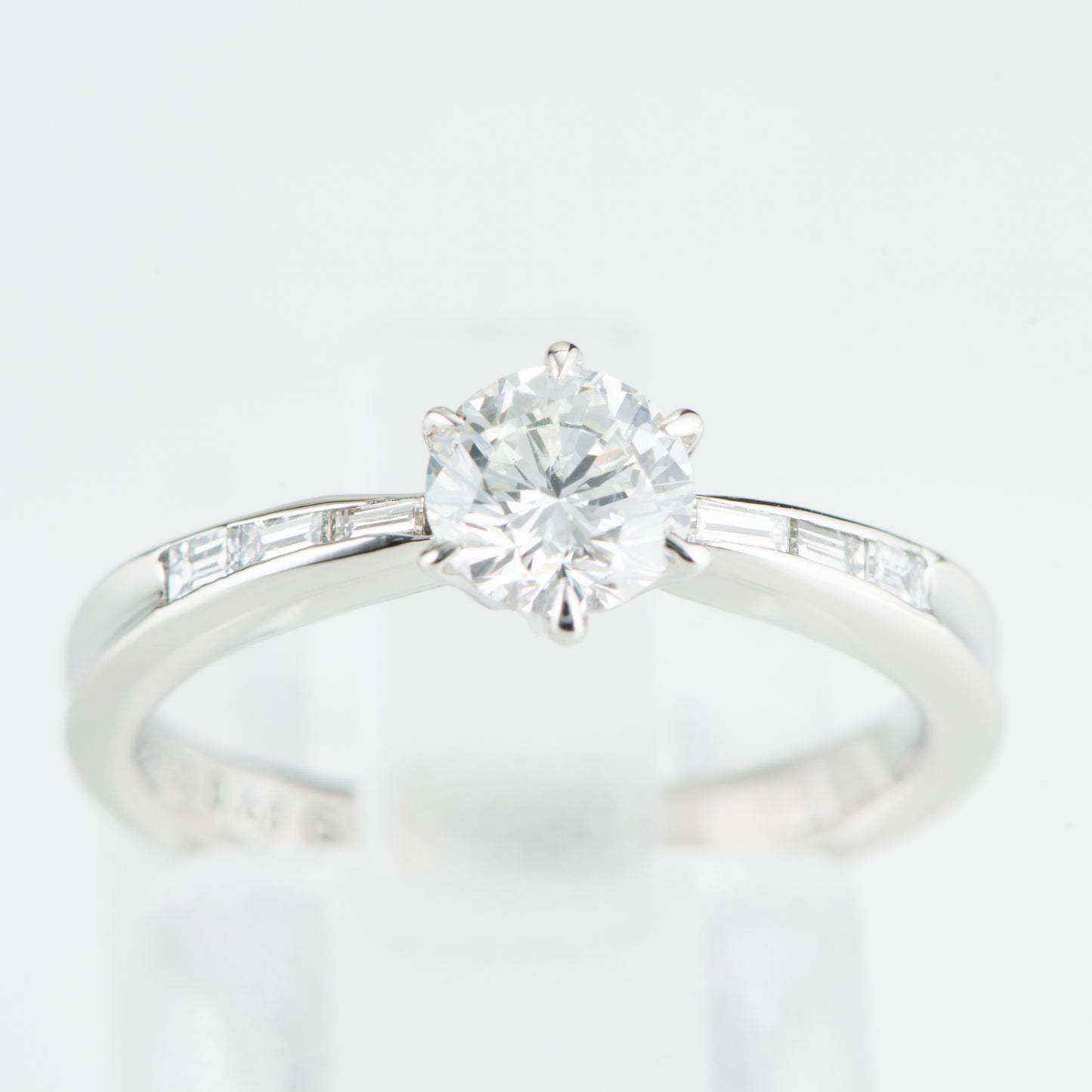 0.63ct G VVS2 GIAソリテールデザインのエンゲージリング　正面