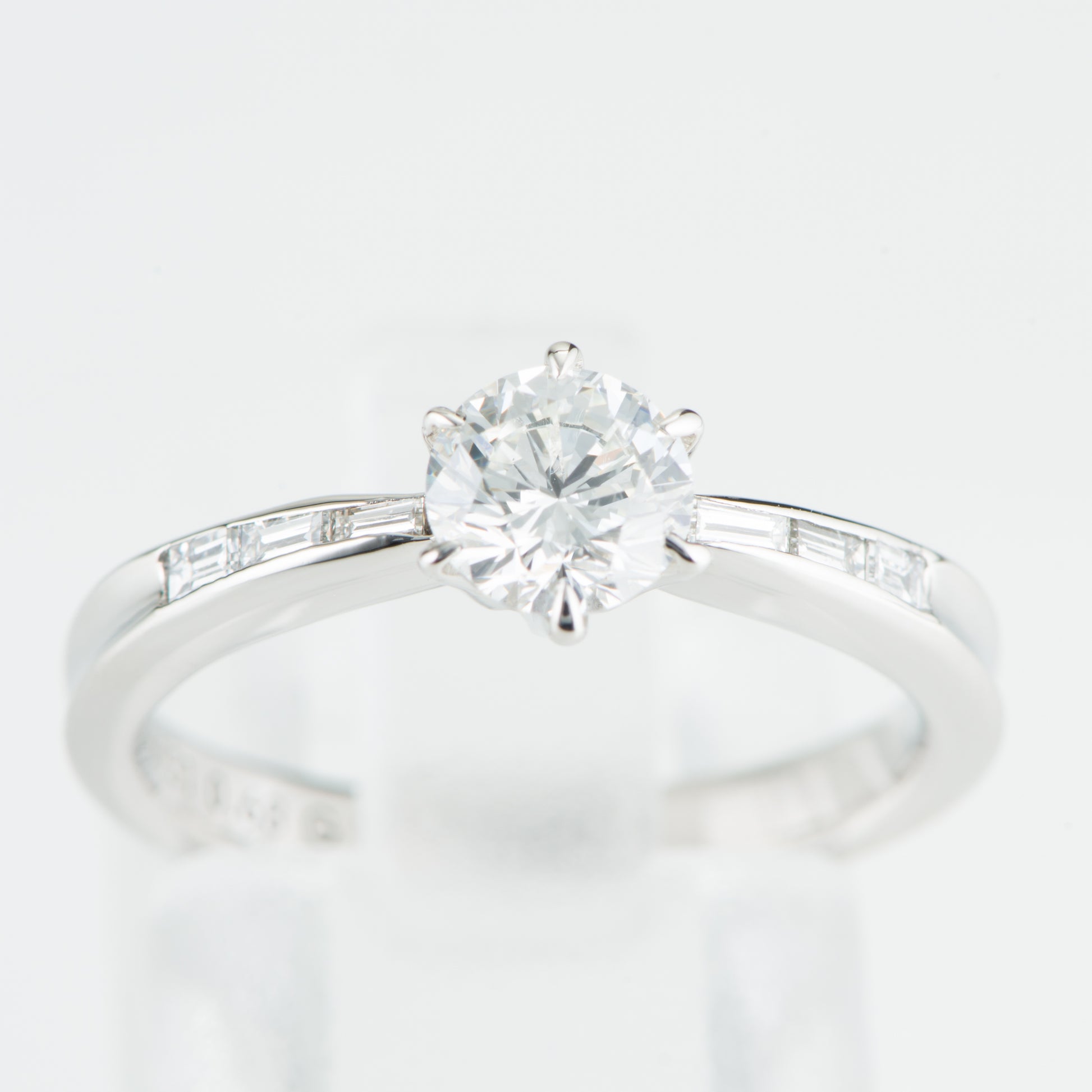 0.63ct G VVS2 GIAソリテールデザインのエンゲージリング　正面