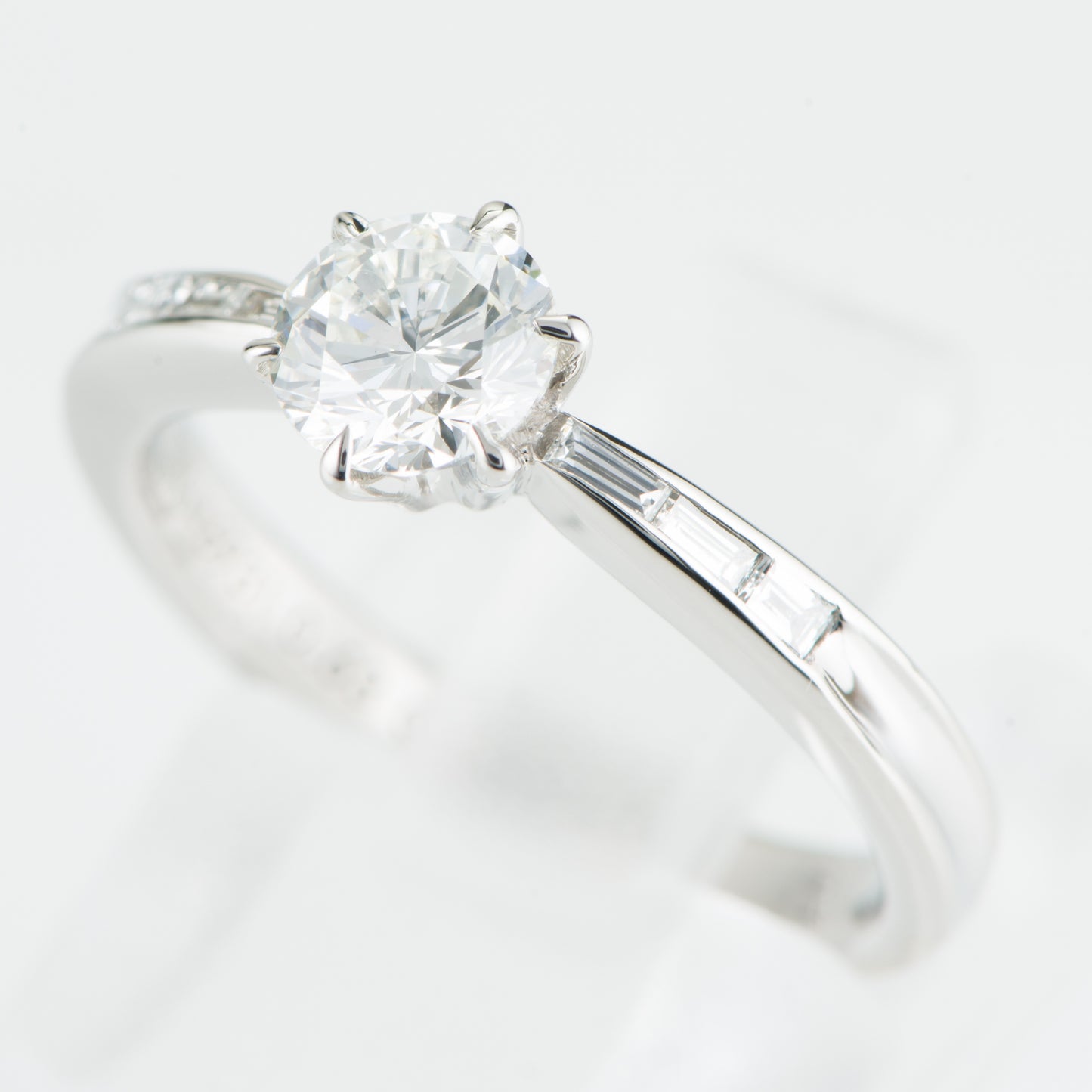 0.63ct G VVS2 GIAソリテールデザインのエンゲージリング　右斜め上