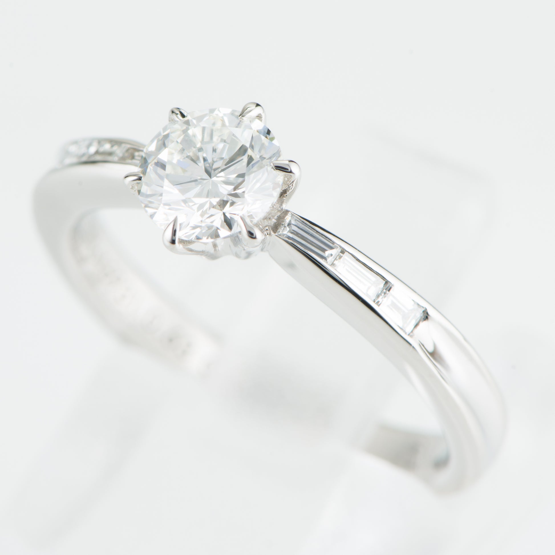 0.63ct G VVS2 GIAソリテールデザインのエンゲージリング　右斜め上