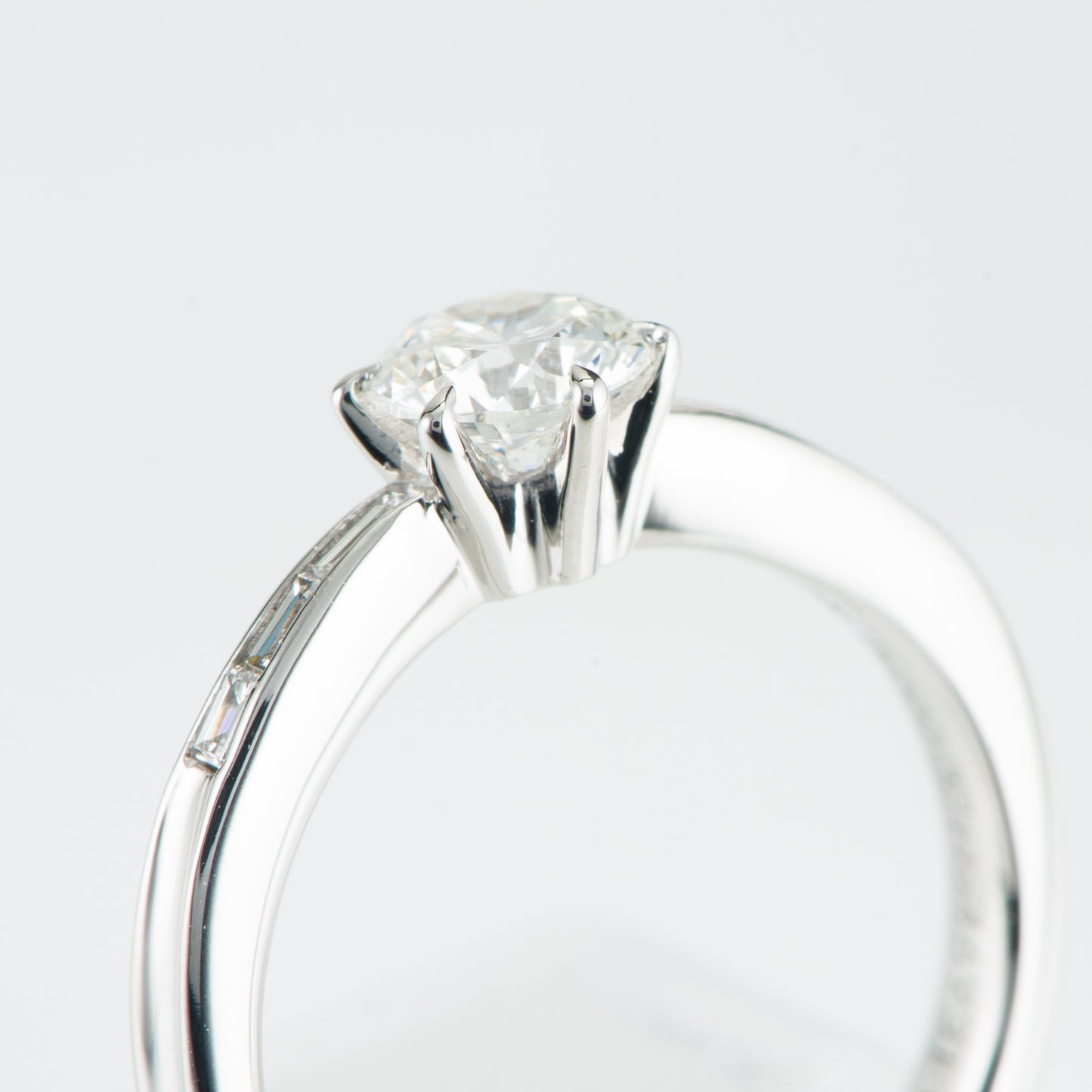 0.63ct G VVS2 Very Good エンゲージリング ラウンドカット ダイヤモンド プラチナリング  (D: 0.63/0.14ct) Pt900 GIA