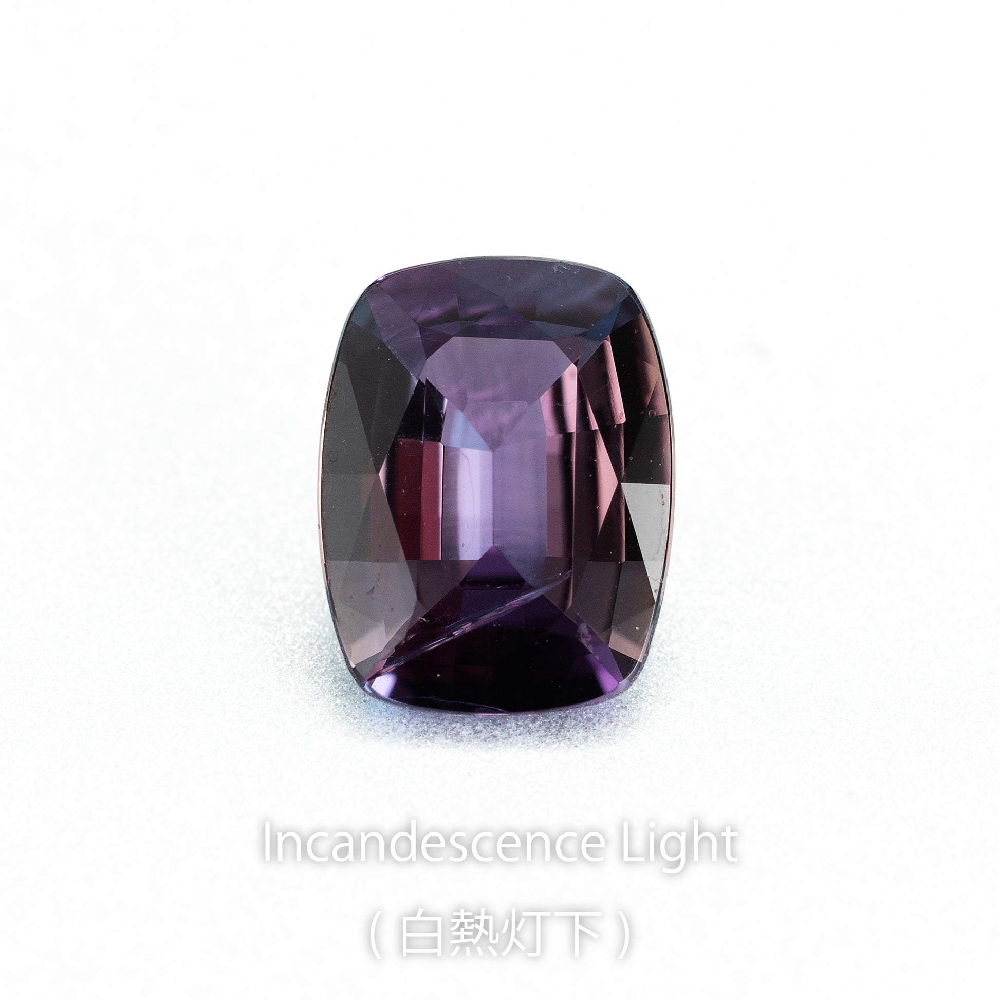 アレキサンドライト 0.43ct 白熱灯下でのカラーチェンジ