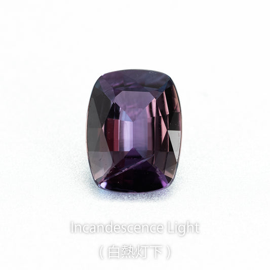 アレキサンドライト 0.43ct 白熱灯下でのカラーチェンジ